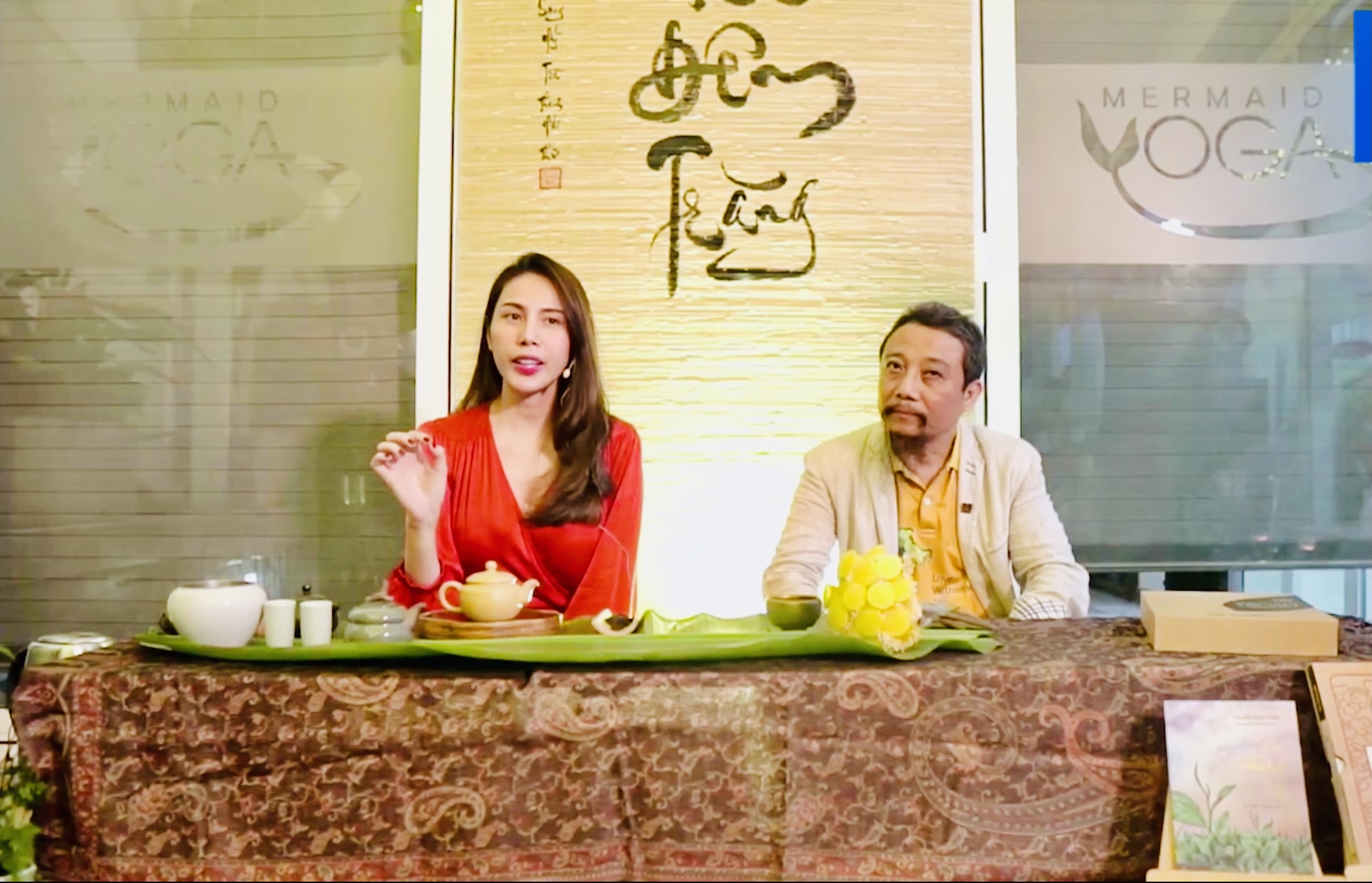 Ca sĩ Thuỷ Tiên và danh trà Nguyễn Ngọc Tuấn chia sẻ những câu chuyện về trà trong chương trình “Thiền trà đêm trăng”.