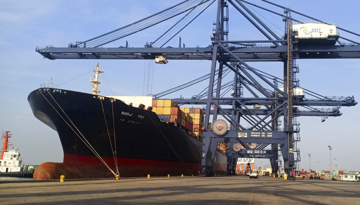 Tàu NAVIOS UTMOST cập cảng SSIT thực hiện xếp dỡ khoảng 1.800 container tương đương gần 3.200 TEU hàng hóa xuất nhập khẩu.