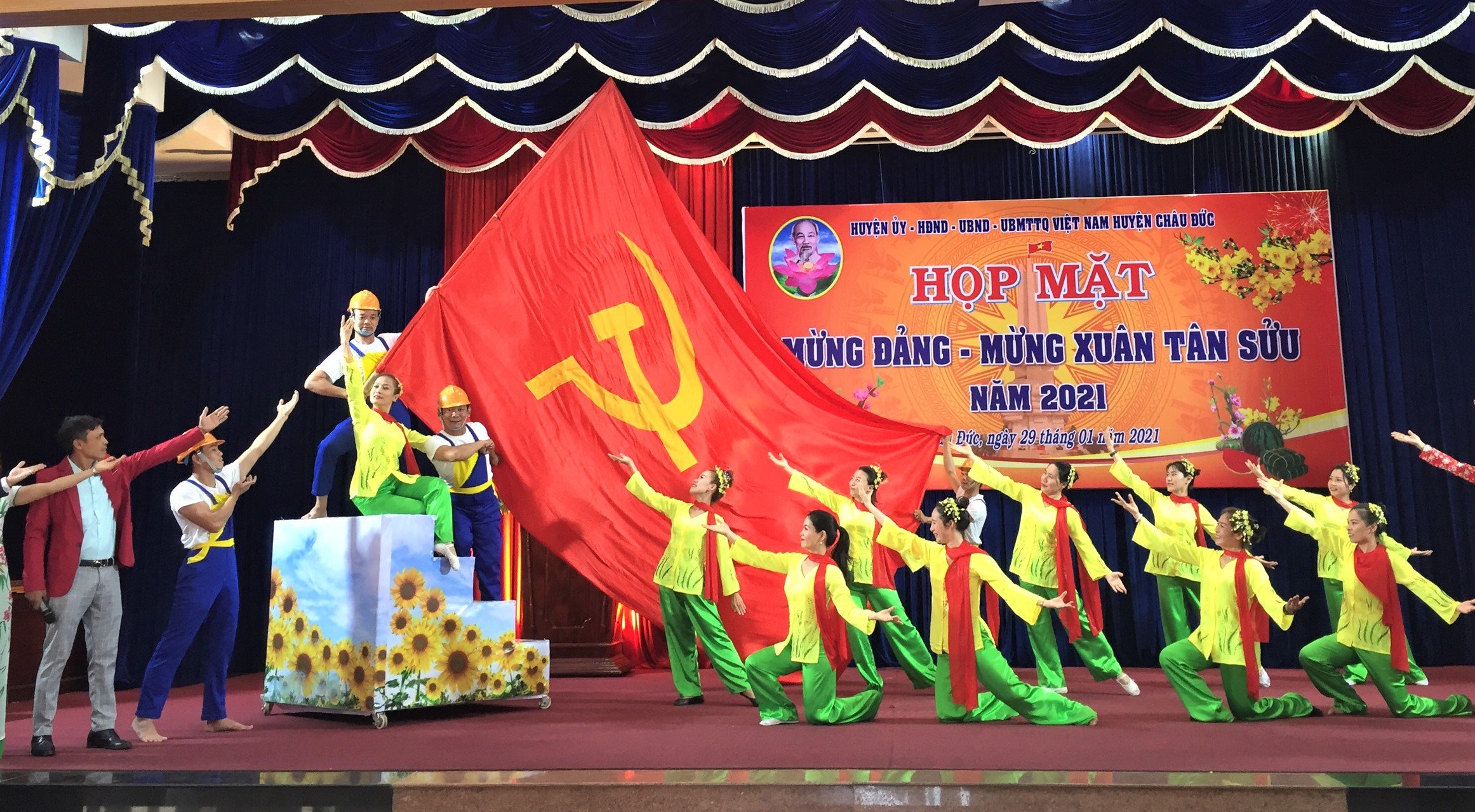 Một tiết mục văn nghệ tại buổi họp mặt mừng Đảng - mừng Xuân.