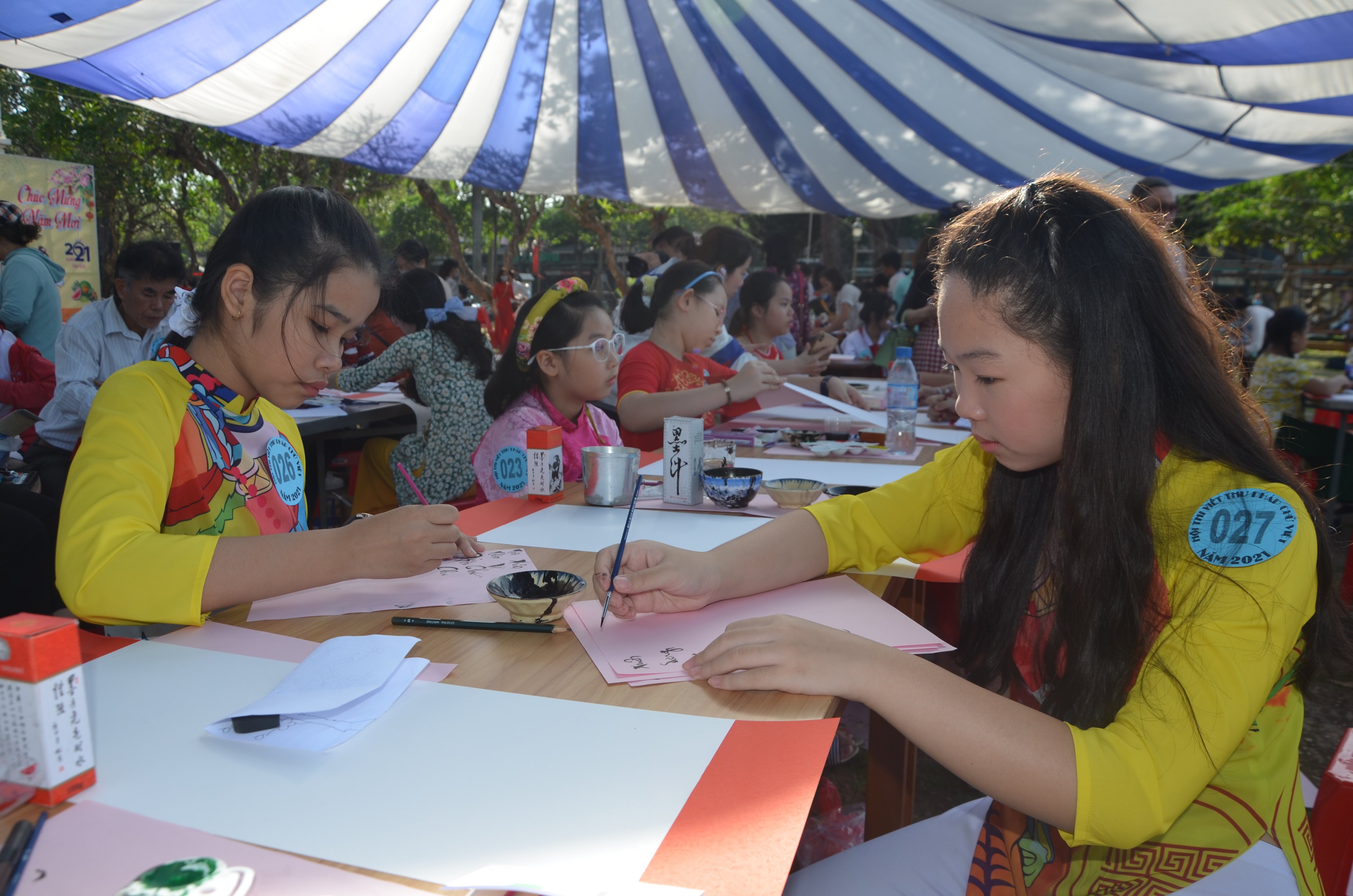 Các thí sinh viết thư pháp tại Hội thi.