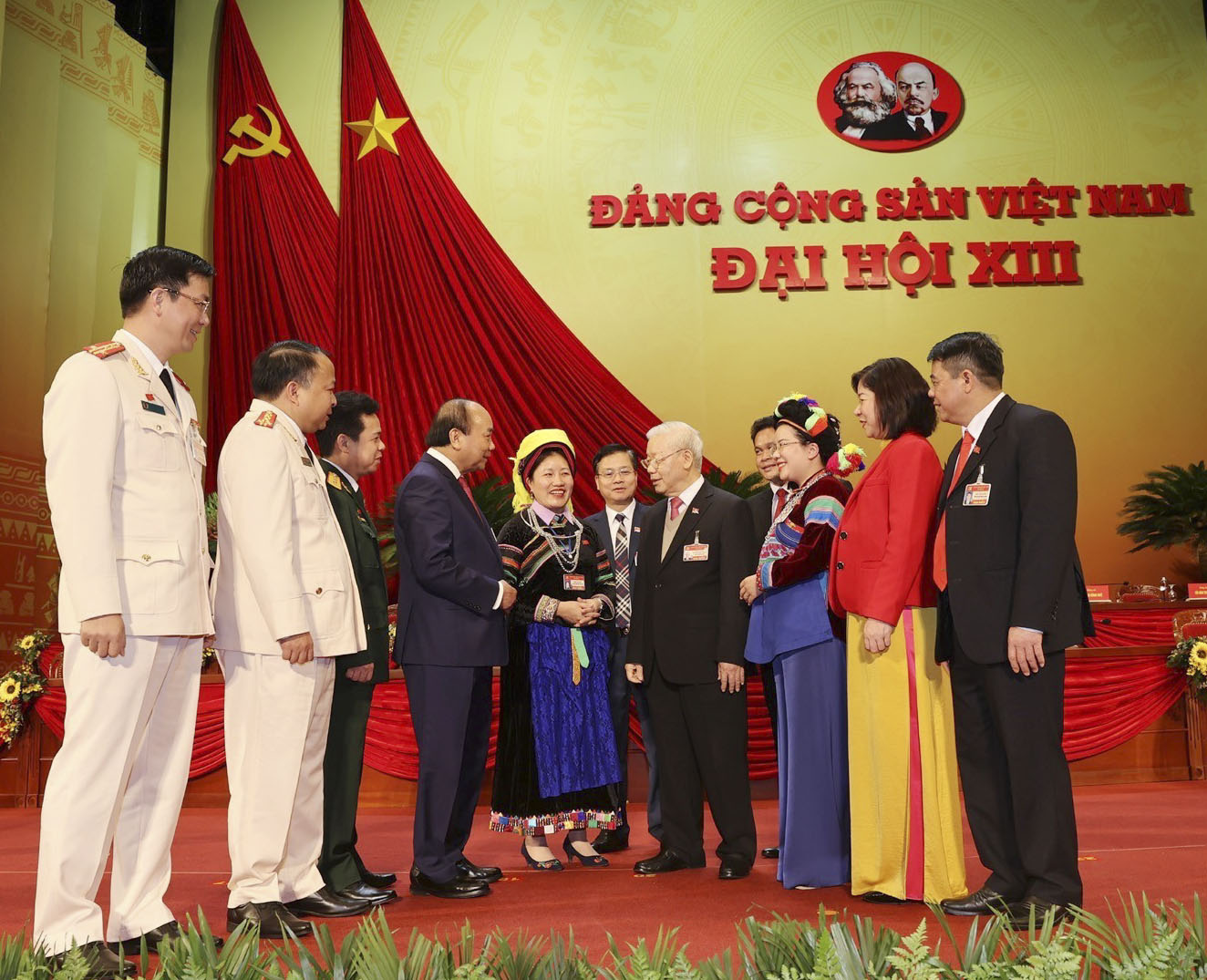 Tổng Bí thư, Chủ tịch nước Nguyễn Phú Trọng và Thủ tướng Chính phủ Nguyễn Xuân Phúc trao đổi với các đại biểu trong giờ giải lao tại Đại hội. Ảnh: LẠI MINH.