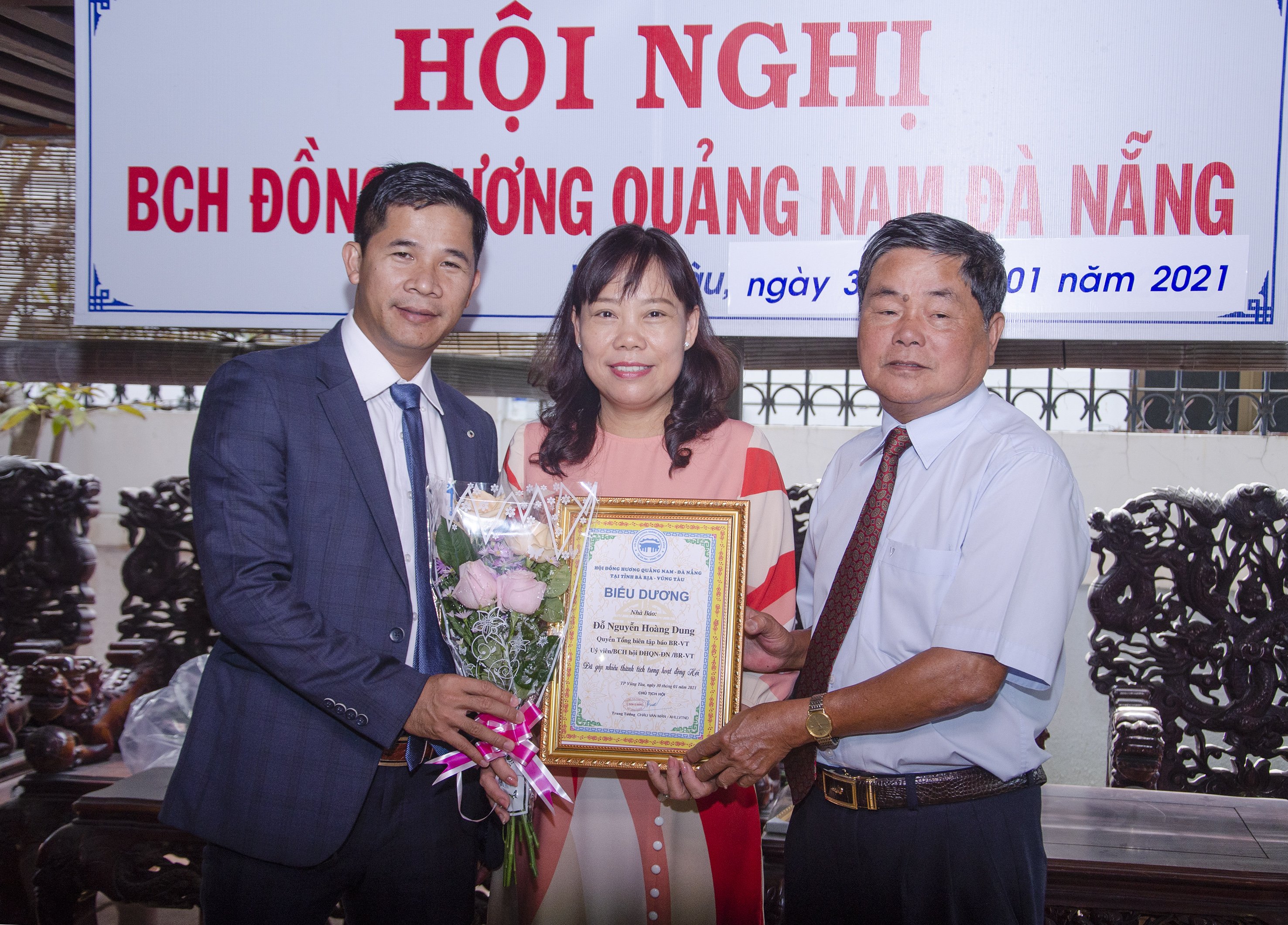 BCH Hội Đồng hương Quảng Nam - Đà Nẵng tại BR-VT trao thư biểu dương bà Đỗ Nguyễn Hoàng Dung, Quyền Tổng Biên tập Báo BR-VT vì đã có nhiều thành tích trong công tác Hội năm 2020.