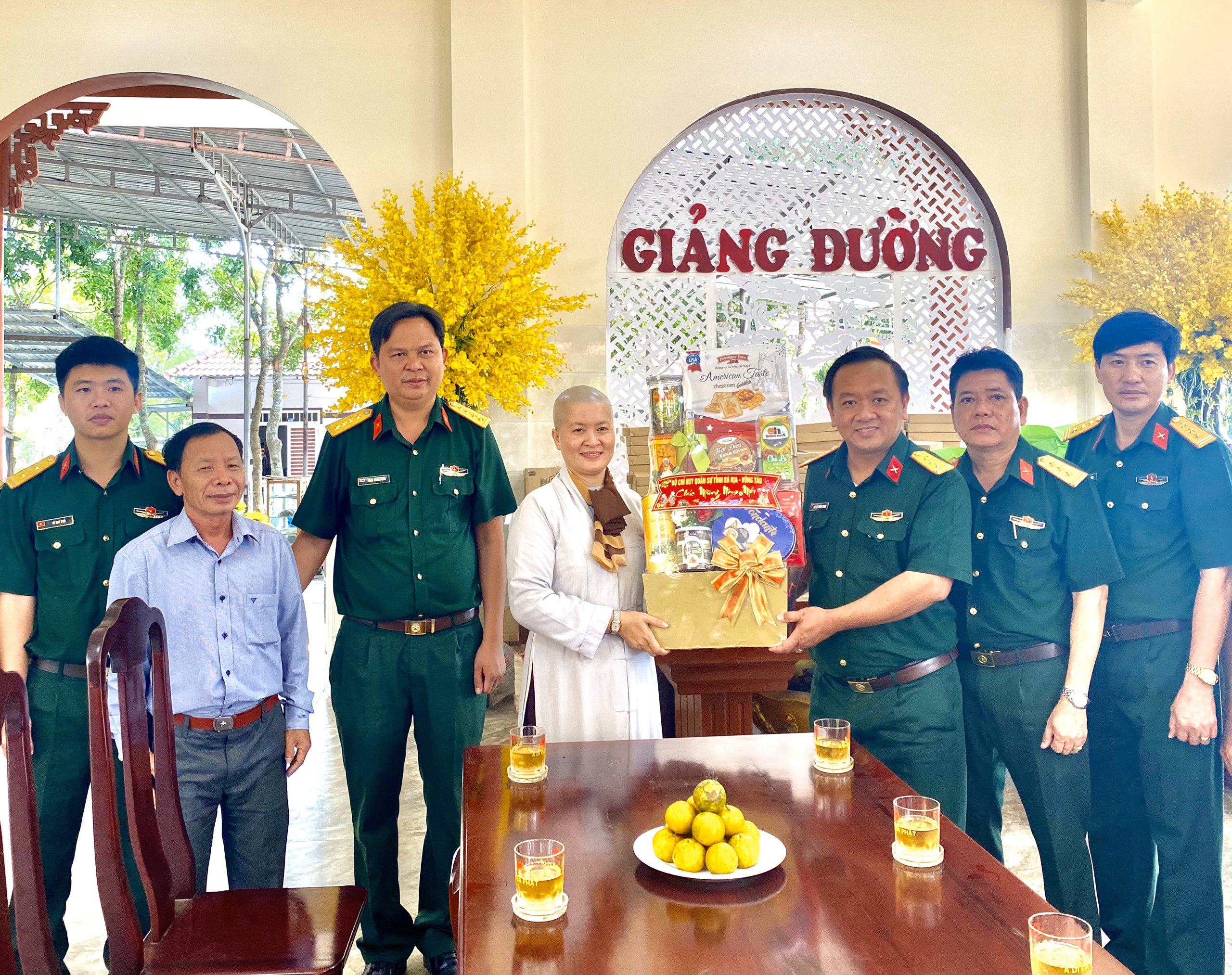 Thượng tá Nguyễn Thành Trung, Chính ủy Bộ CHQS tỉnh tặng quà đại diện Chùa Chánh Giác (xã Suối Rao, huyện Châu Đức).