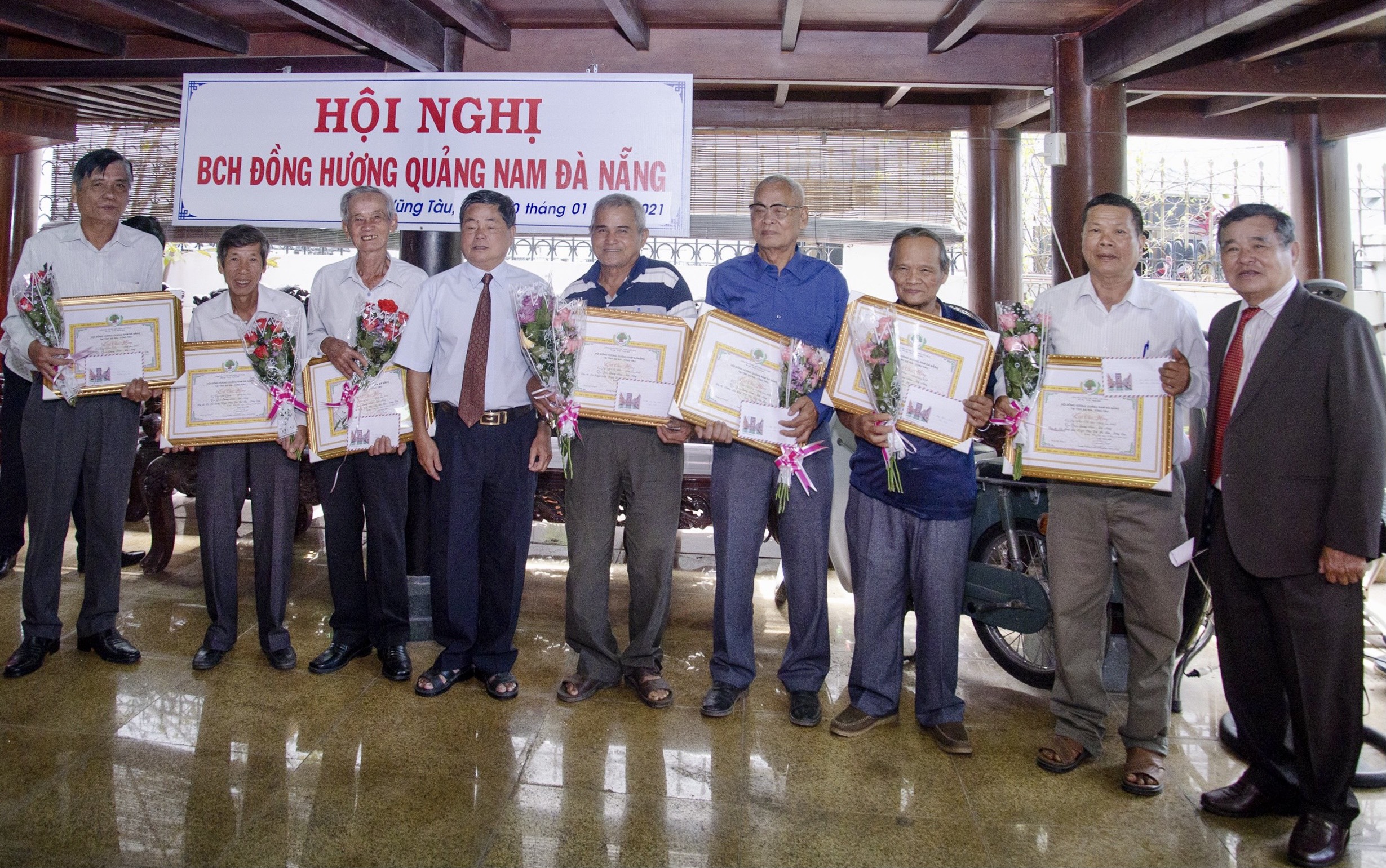 BCH Hội Đồng hương Quảng Nam - Đà Nẵng tại BR-VT trao giấy mừng thọ các cụ trên 80 tuổi.