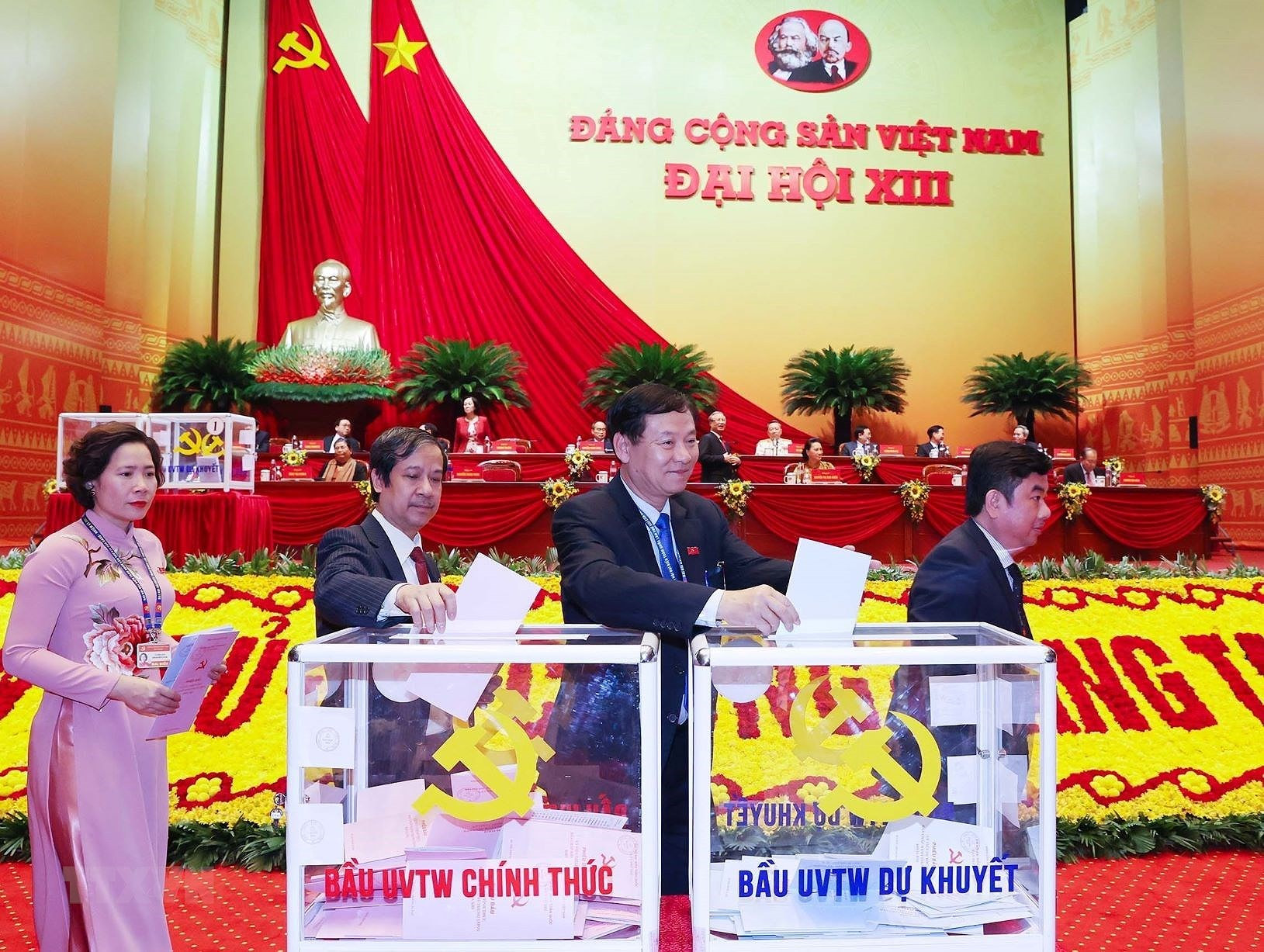 Các đại biểu bỏ phiếu bầu Ban Chấp hành Trung ương khóa XIII. 