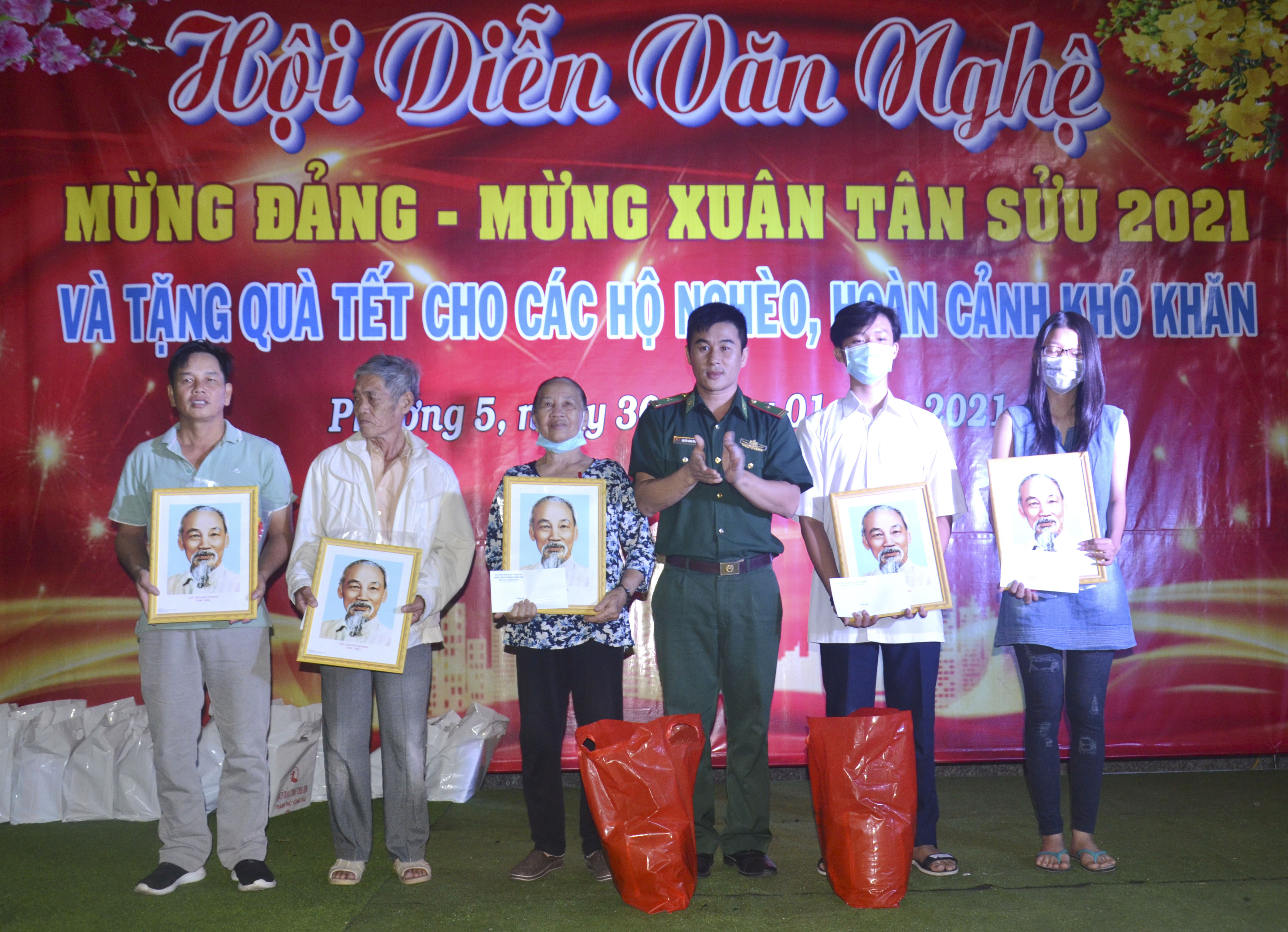 Đại diện Đồn Biên phòng Bến Đá trao quà Tết cho các hộ có hoàn cảnh khó khăn.