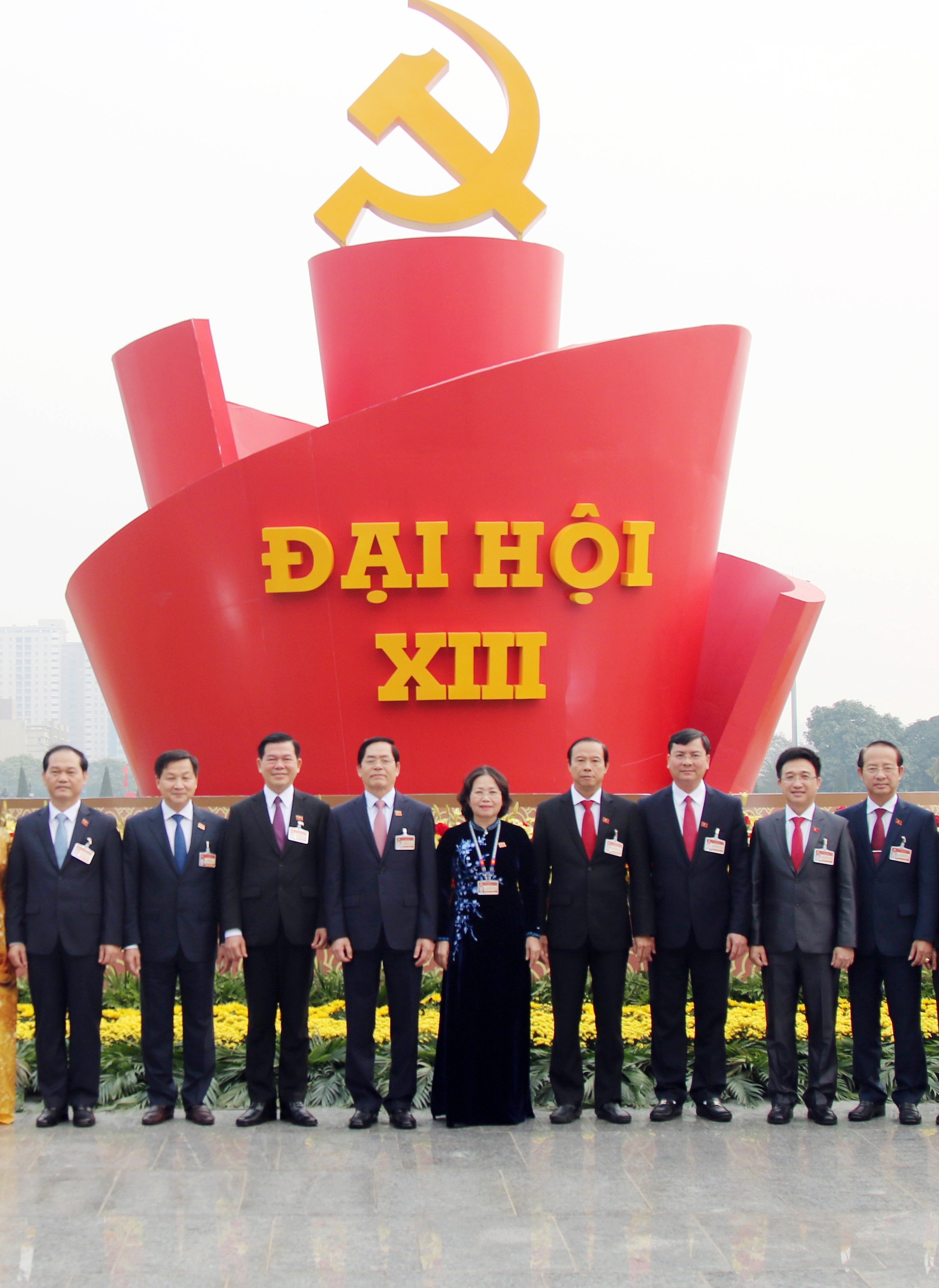 Đồng chí Nguyễn Hồng Lĩnh, Ủy viên Trung ương Đảng, Phó Trưởng Ban Dân vận Trung ương, nguyên Bí thư Tỉnh ủy và đồng chí Phạm Viết Thanh, Ủy viên Trung ương Đảng, Bí thư Tỉnh ủy chụp hình lưu niệm với các đồng chí Thường trực Tỉnh ủy, Thường trực UBND tỉnh và đại biểu dự Đại hội. Ảnh: NGUYỄN ĐỨC