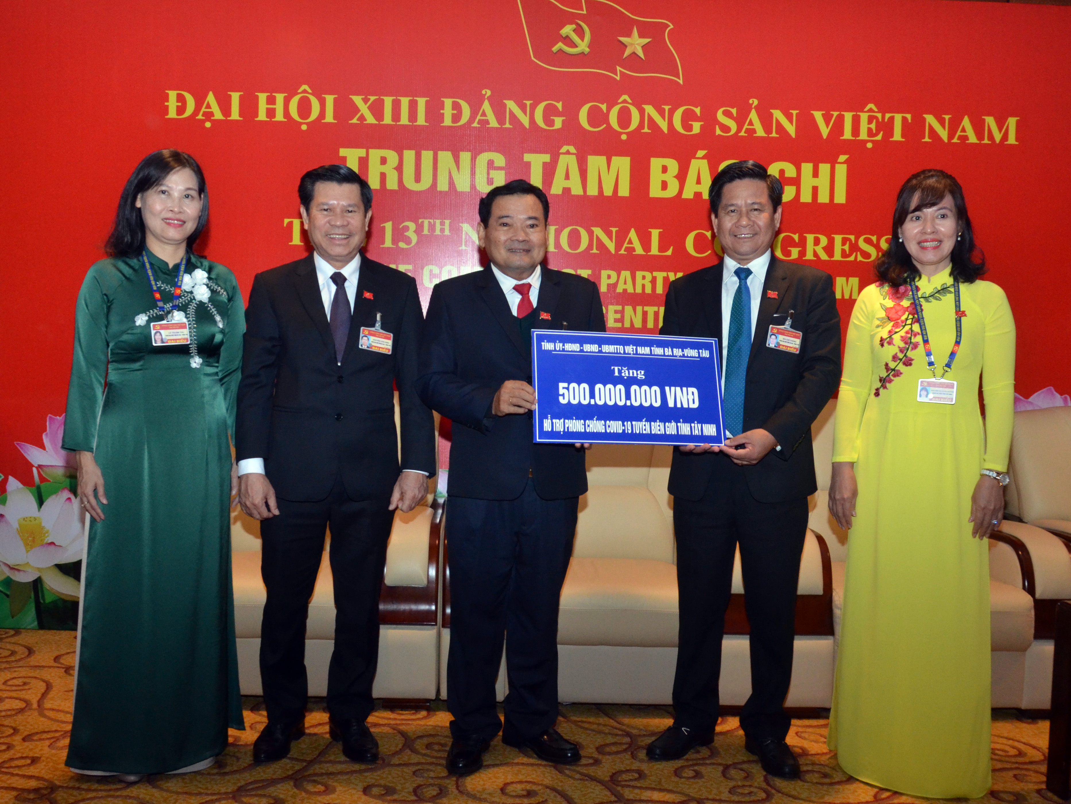 Ông Bùi Chí Thành (thứ hai, từ phải qua), Ủy viên Ban Thường vụ Tỉnh ủy, Chủ tịch UBMTTQVN tỉnh trao biểu trưng số tiền 500 triệu đồng đến ông Nguyễn Văn Hợp, Chủ tịch UBMTTQVN tỉnh Tây Ninh.