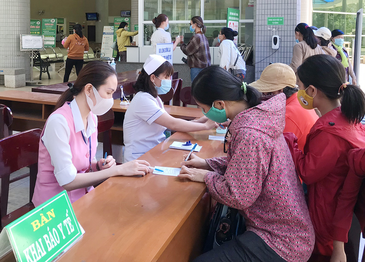Người dân khai báo y tế tại Bệnh viện Bà Rịa.