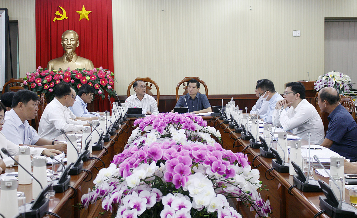 Quang cảnh cuộc họp tại điểm cầu UBND tỉnh. Ảnh: TUỆ LÂM