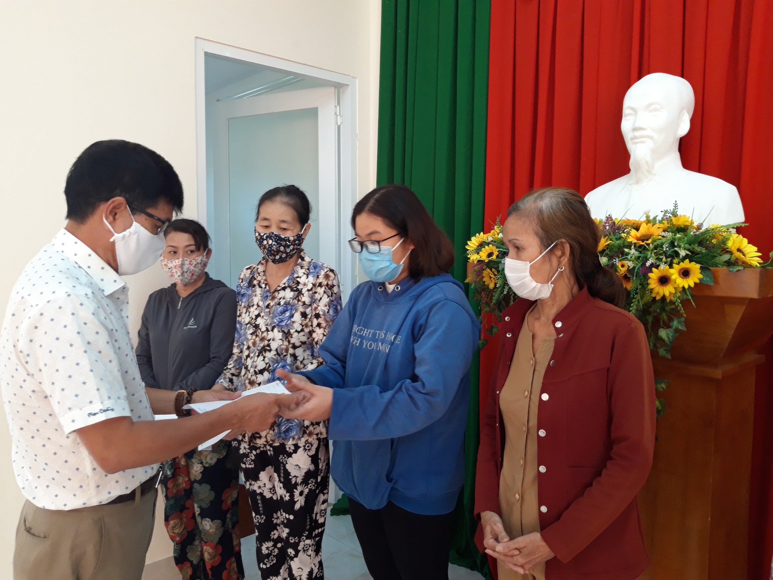 Đại diện Công ty CP Hưng Thái Holding trao quà cho phụ nữ nghèo TP.Vũng Tàu.
