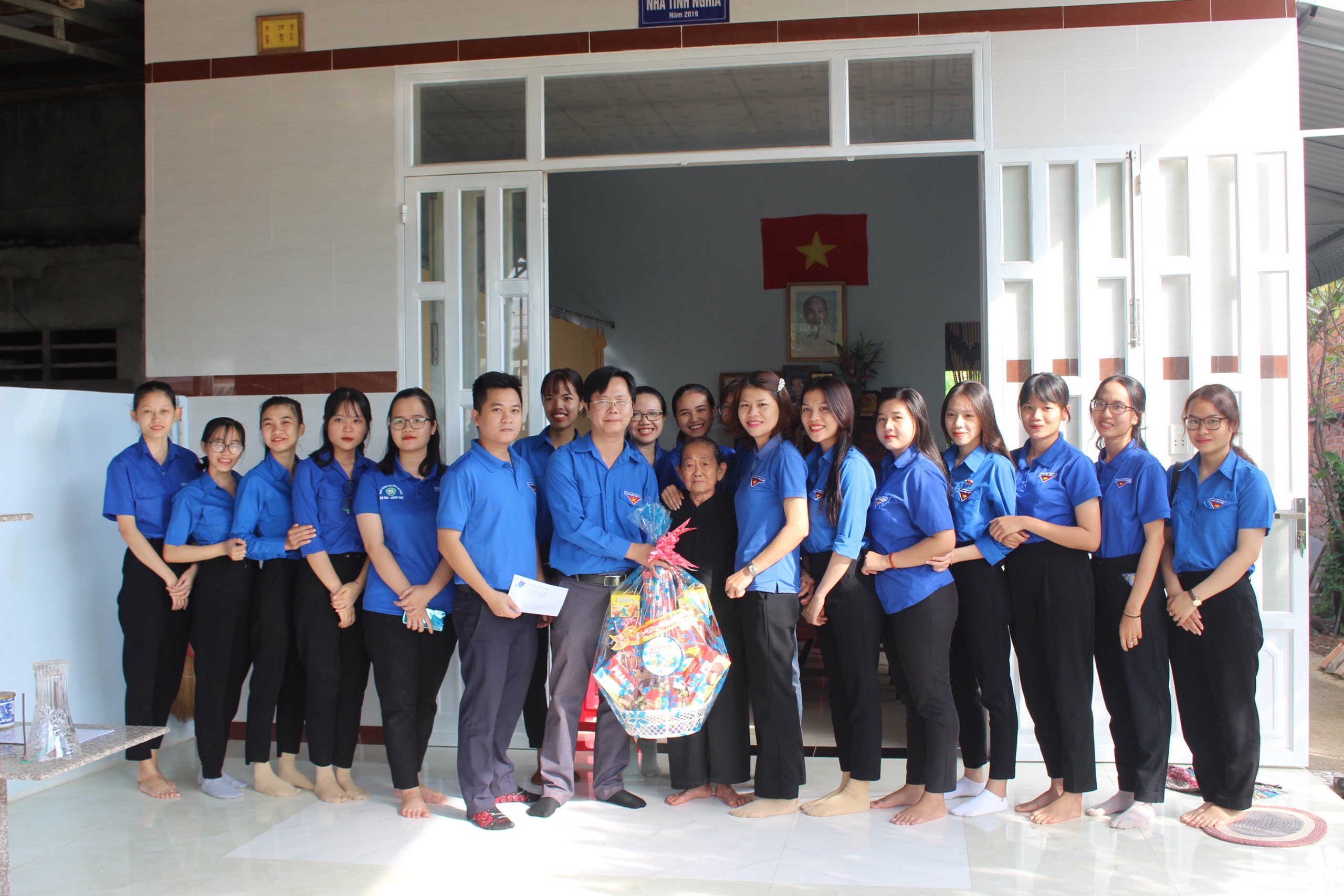 Các ĐVTN thăm, tặng quà và nấu bữa cơm với Mẹ VNAH La Thị Biên (xã Nghĩa Thành, huyện Châu Đức).