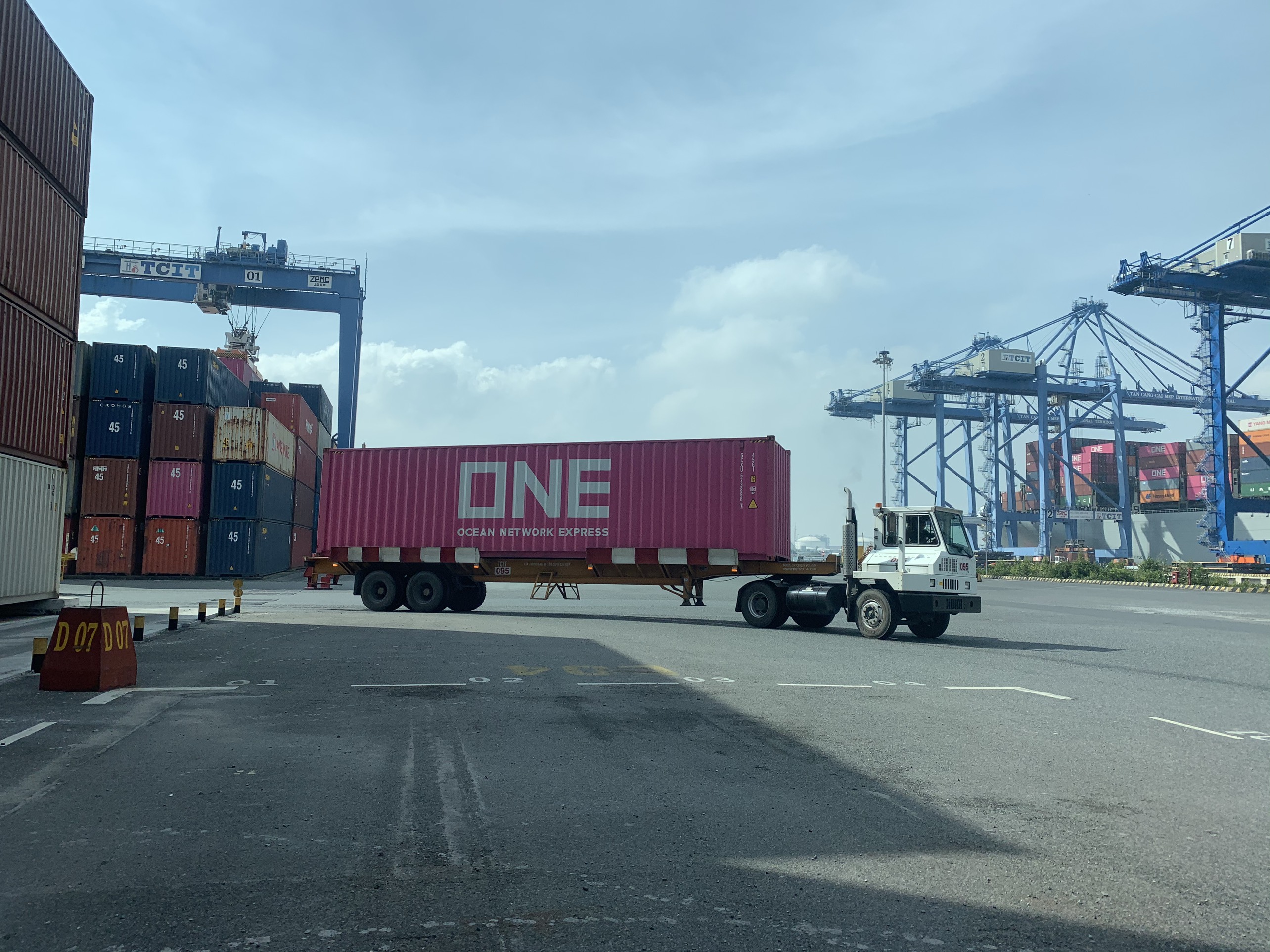 Xếp dỡ hàng container tại Cảng Quốc tế Tân Cảng - Cái Mép. Ảnh: THANH NGA