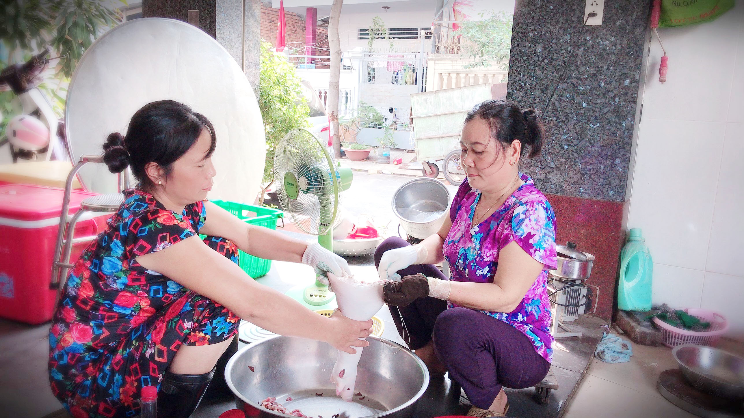 Cơ sở nấu ăn Quang (19, Hồ Quý Ly, phường Thắng Tam, TP. Vũng Tàu)  chuẩn bị món ăn cho các đơn vị đặt tiệc tất niên giữa tháng 1/2021,  những tiệc từ 29/1 đã bị hủy.