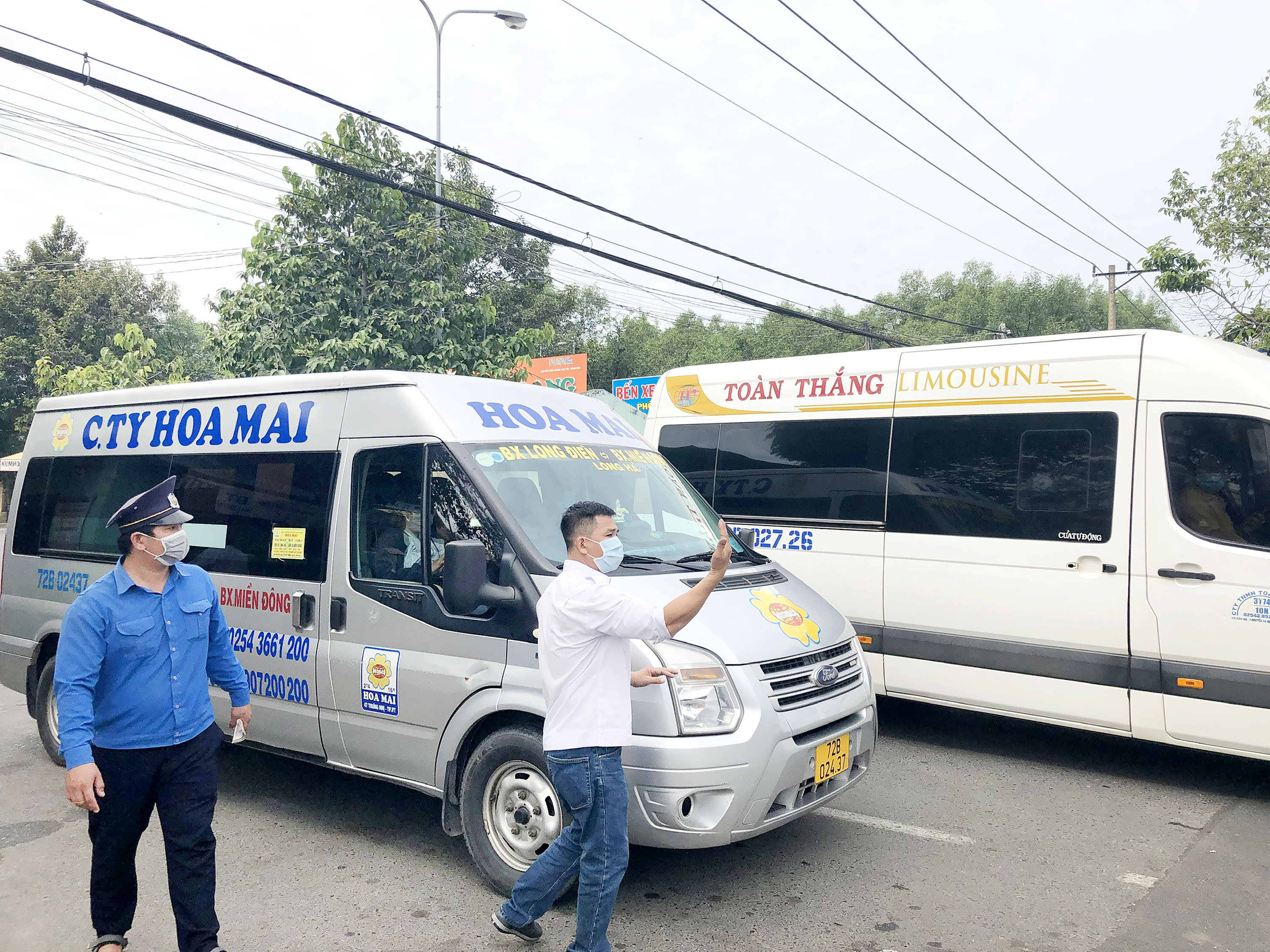 Nhân viên bến xe, nhà xe đã thực hiện nghiêm việc đeo khẩu trang tại nơi công cộng.