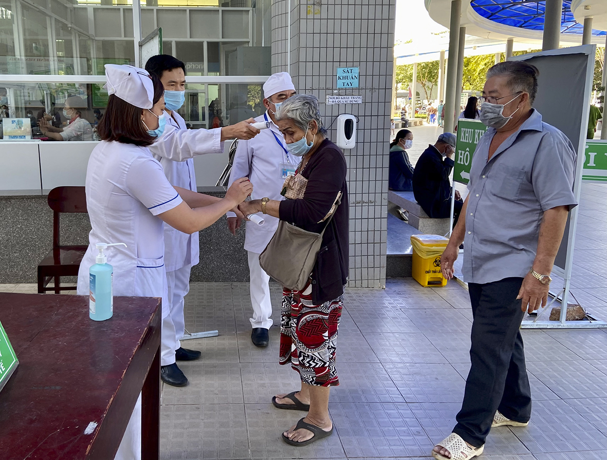 Nhân viên y tế Bệnh viện Bà Rịa sàng lọc bệnh nhân trước khi vào bệnh viện.