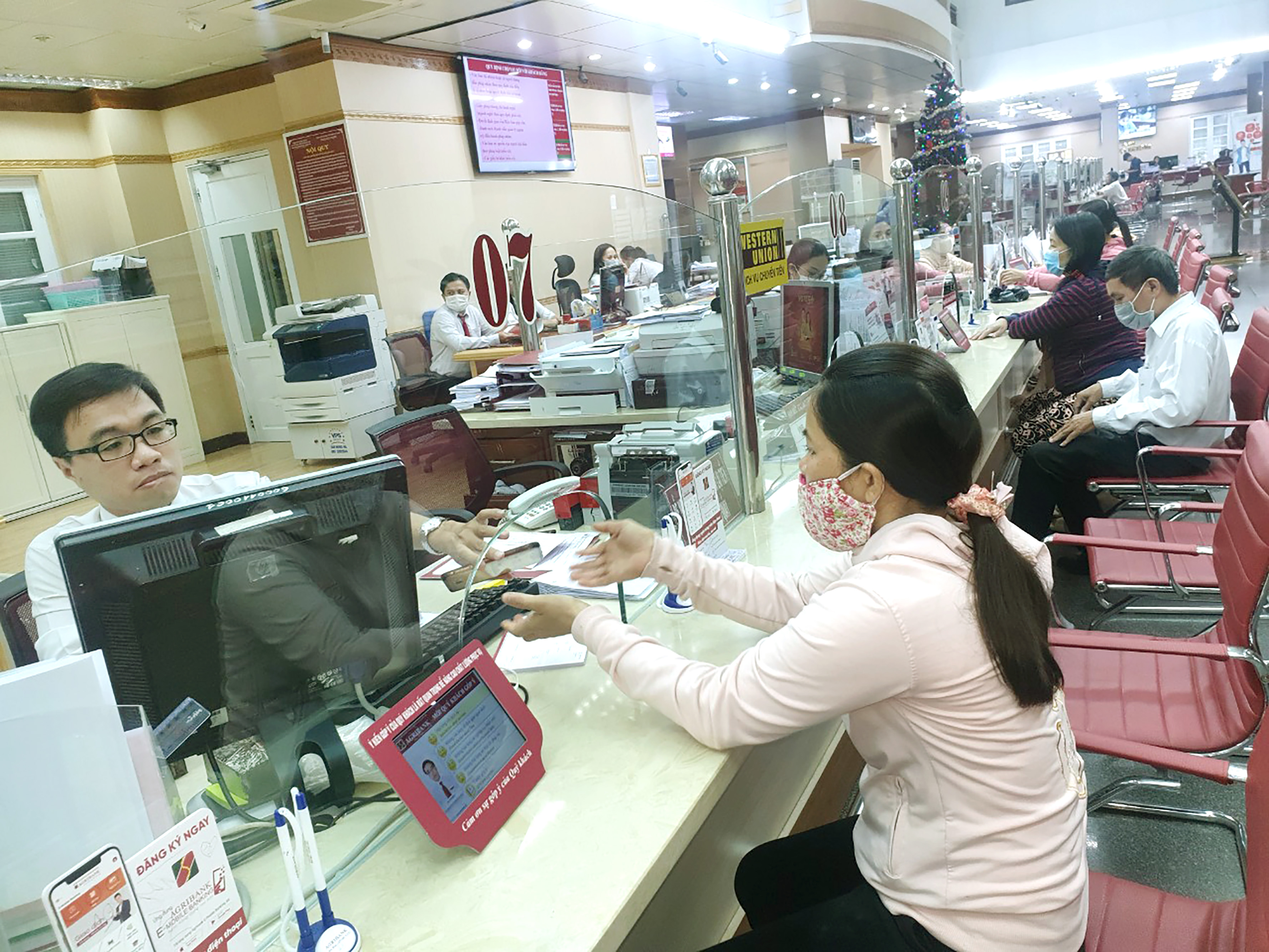 Năm 2020, Agribank phát hành 5 triệu cổ phiếu ra công chúng.  Trong ảnh khách hàng giao dịch tại Agribank, chi nhánh BR- VT.
