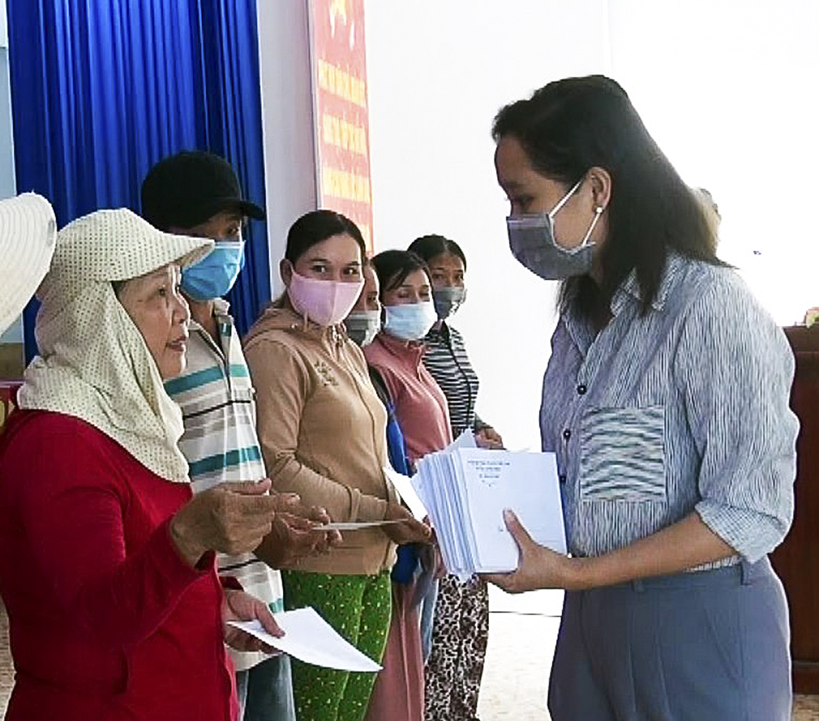 Bà Trần Minh Bảo Vy, Phó Chủ tịch Ủy ban MTTQVN huyện Xuyên Mộc trao quà Tết cho các hộ nghèo xã Hòa Hội.