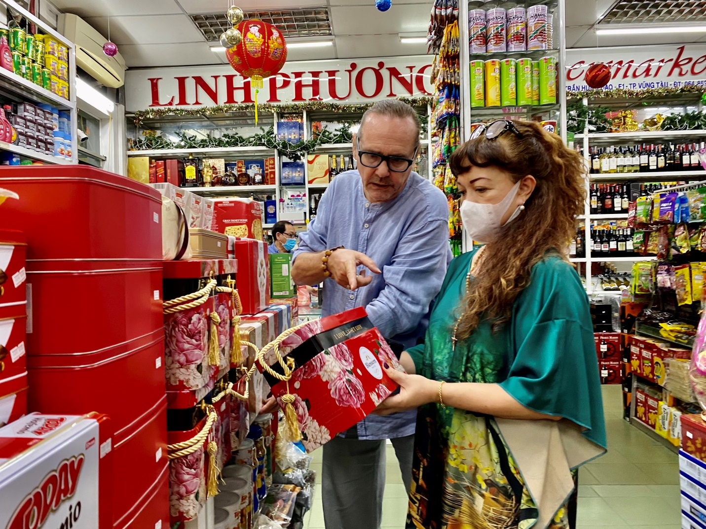Vợ chồng chị Camy Fayet chọn mua bánh kẹo ngoại nhập tại cửa hàng Linh Phương.