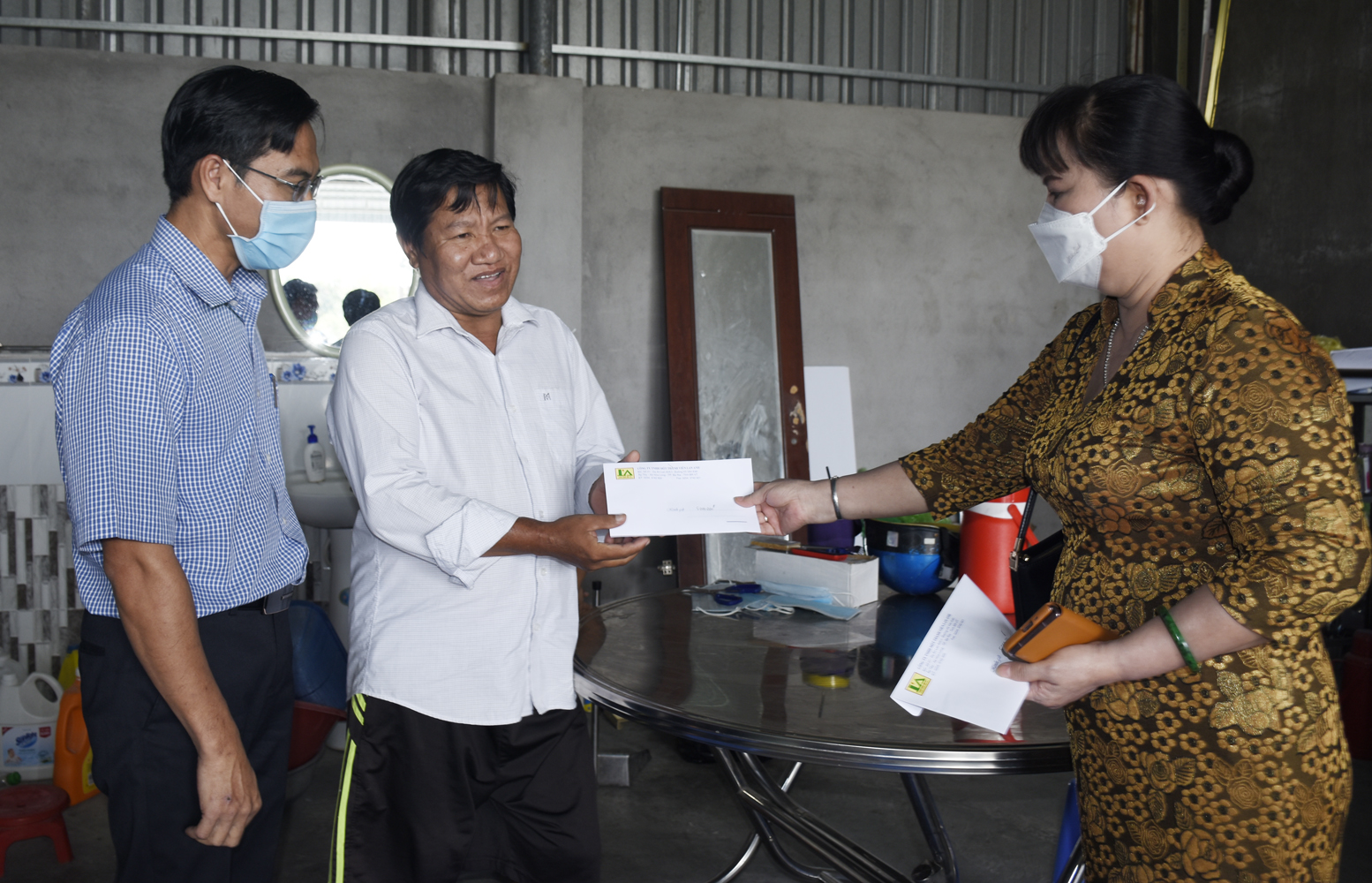 Bà Nguyễn Nam Phương, Tổng Giám đốc Công ty TNHH MTV Lan Anh  và ông Nguyễn Thành Nam, Phó Chủ tịch UBND TX.Phú Mỹ  trao 5 triệu đồng quà tết cho ông Nguyễn Văn Dương  (tổ 6, thôn Phước Hải, xã Tân Hải) bị suy thận mãn tính. 
