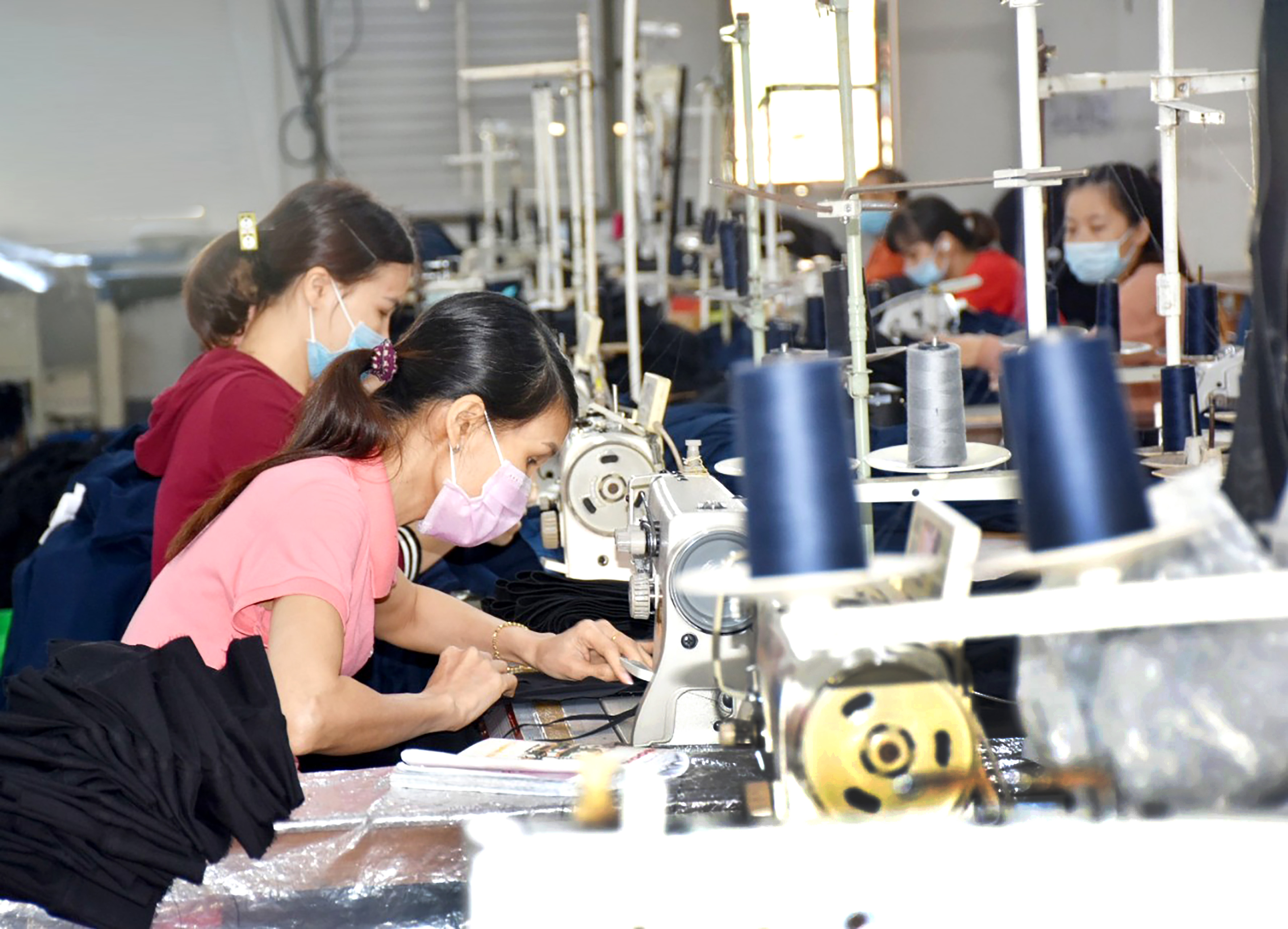 CNLĐ Công ty CP May Vũng Tàu (KCN Đông Xuyên, TP.Vũng Tàu) đeo khẩu trang suốt quá trình sản xuất.