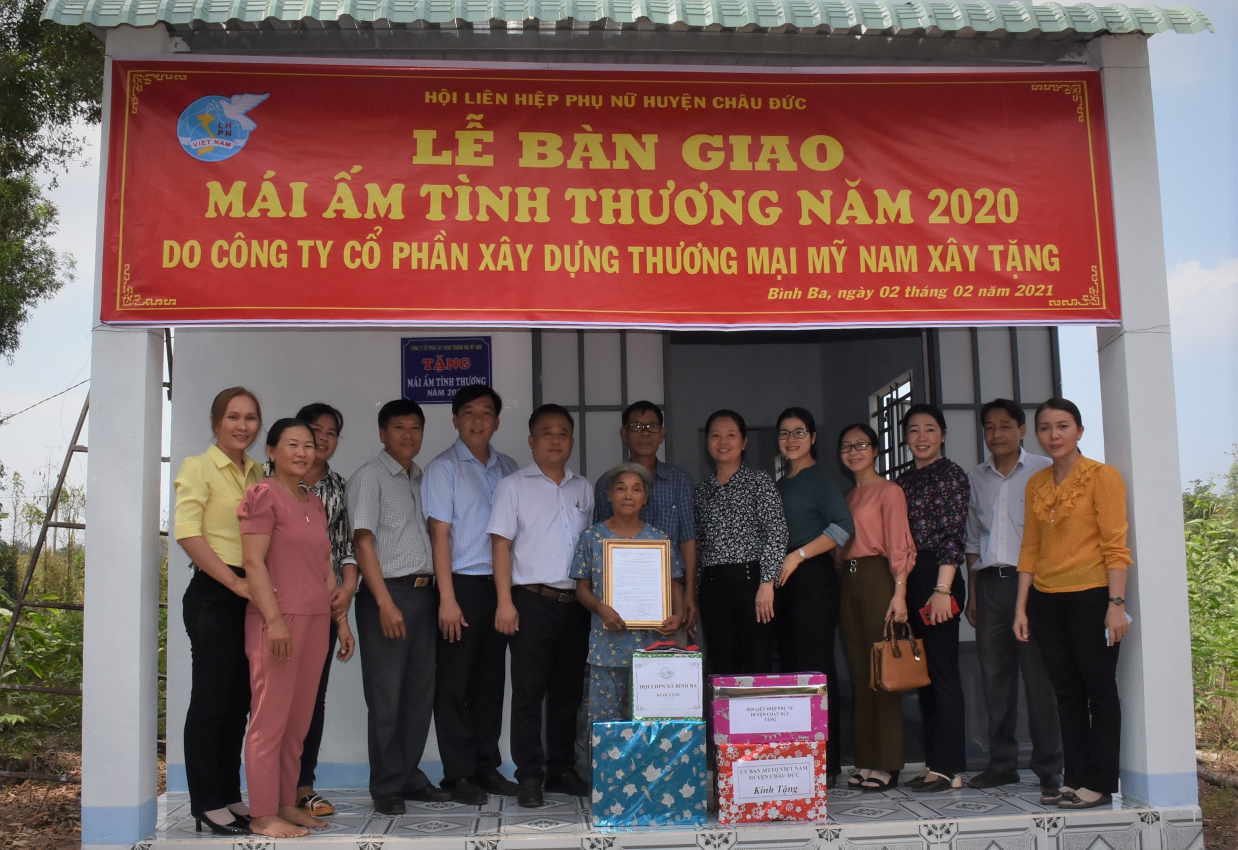 Hội LHPN huyện Châu Đức và chính quyền địa phương chụp hình lưu niệm cùng gia đình bà Bùi Thị Hòa tại lễ bàn giao “Mái ấm tình thương” .