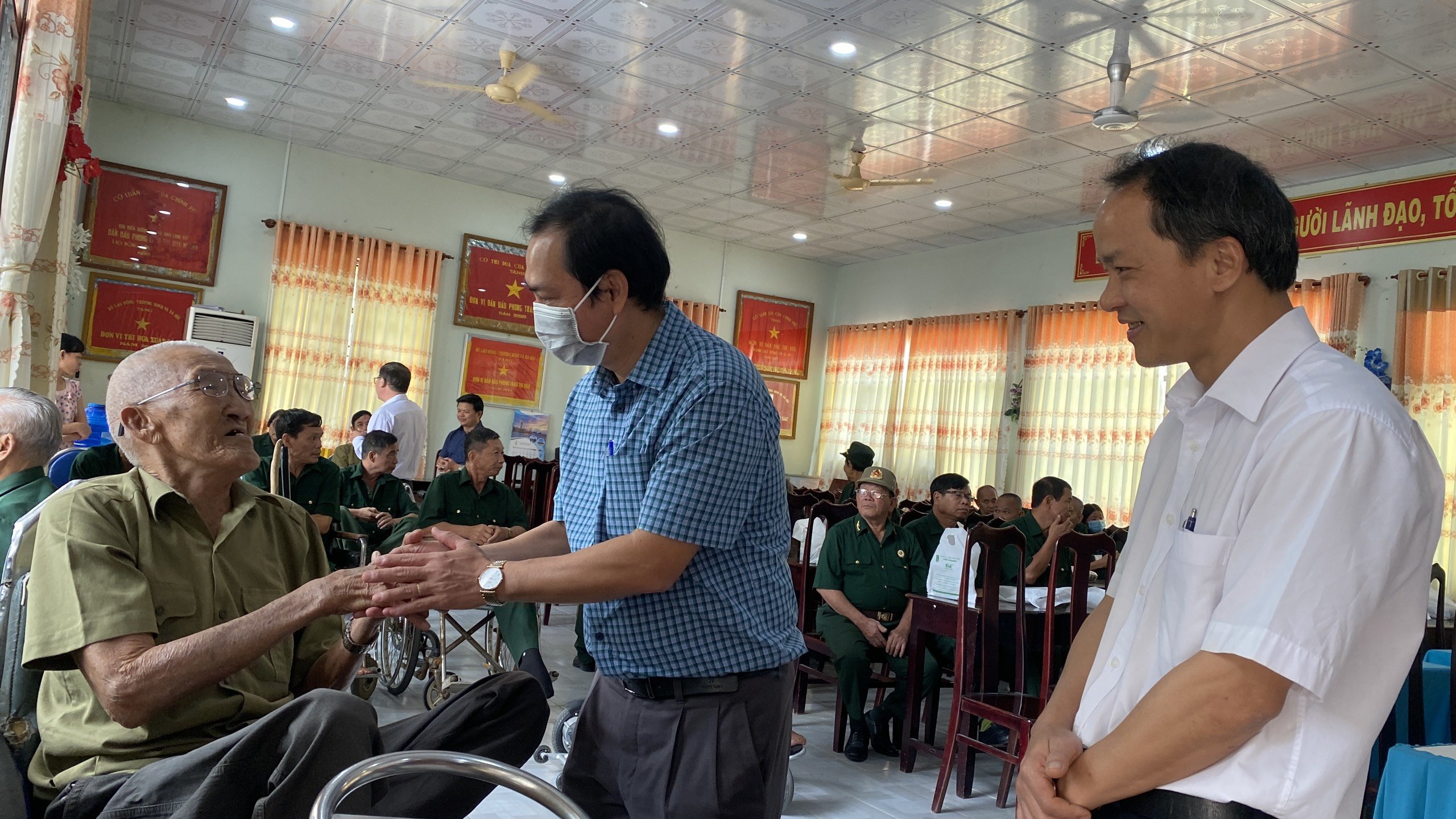 Đại diện PVFCCo thăm hỏi và tặng bánh chưng cho những thương binh, người có công tại Trung tâm Điều dưỡng Thương binh và người có công Long Đất.