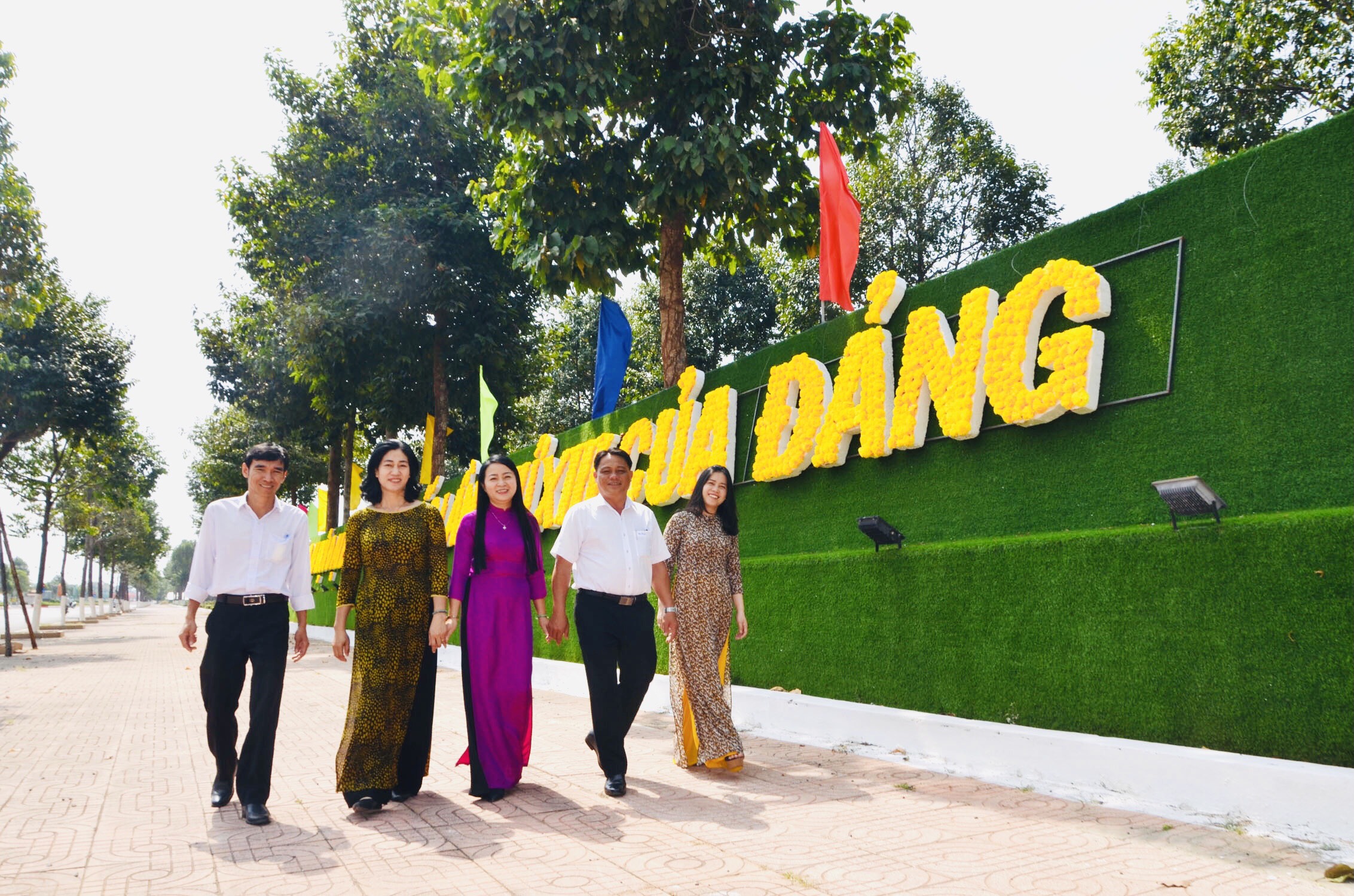 Các tầng lớp nhân dân luôn tin tưởng vào sự lãnh đạo của Đảng đưa đất nước ngày càng phát triển, dân chủ, công bằng, văn minh.