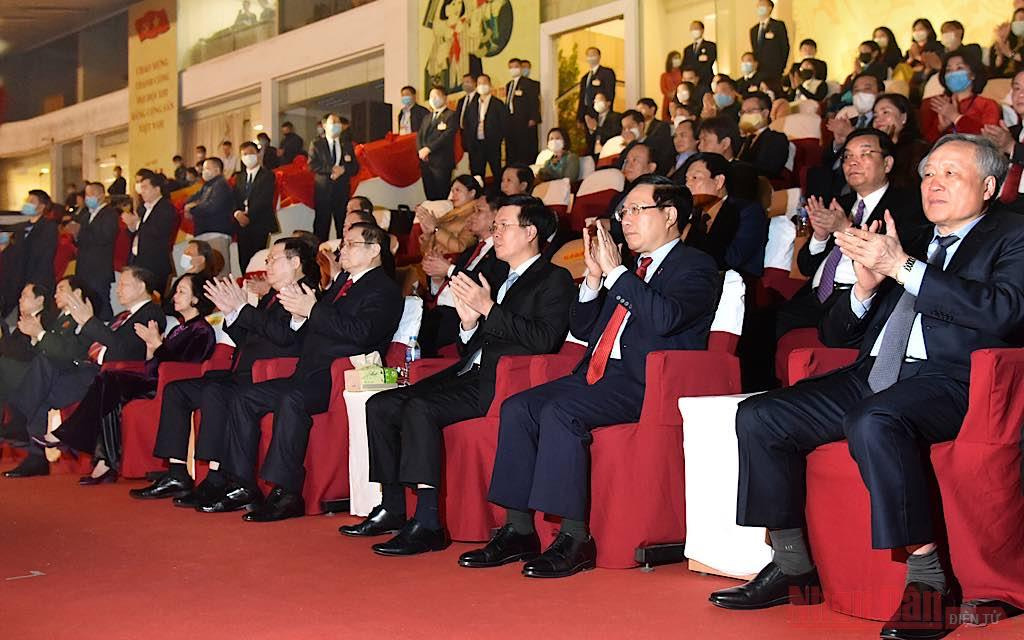 Các đồng chí lãnh đạo Đảng, Nhà nước và các đại biểu dự chương trình.