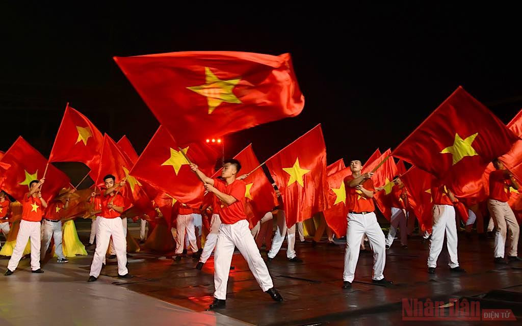 Phần biểu diễn nghệ thuật bao gồm 3 chương: Dưới cờ Đảng quang vinh, Những mùa Xuân dâng Đảng và Thênh thang trên đường mới. 