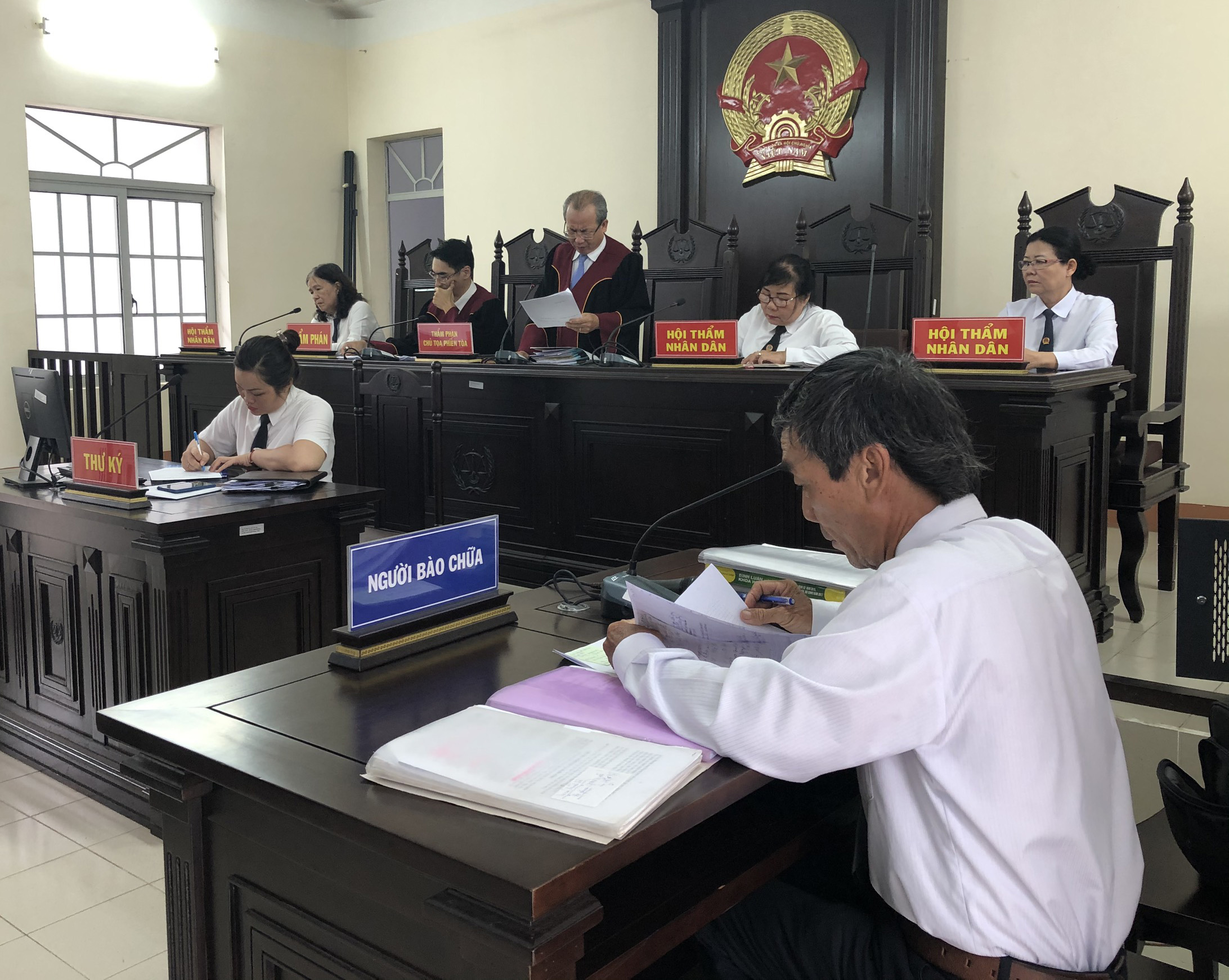 Luật sư Huỳnh Ngọc Hoàng, Đoàn Luật sư tỉnh tham gia bào chữa cho người yếu thế tại một phiên tòa.