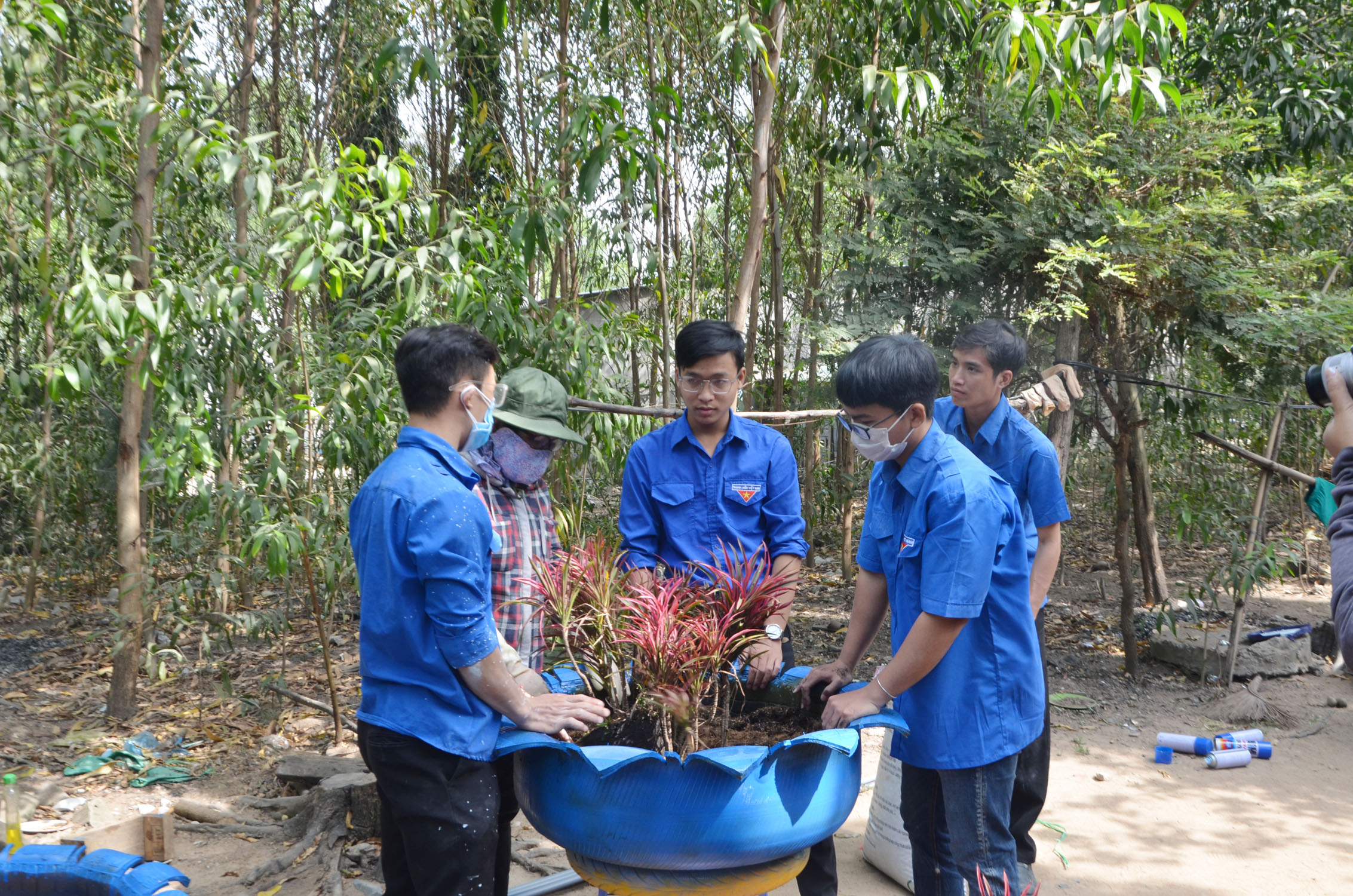 ĐVTN làm bồn cây từ vỏ xe cũ tái chế, trồng hoa, cây xanh trang trí “Dãy nhà trọ xanh”