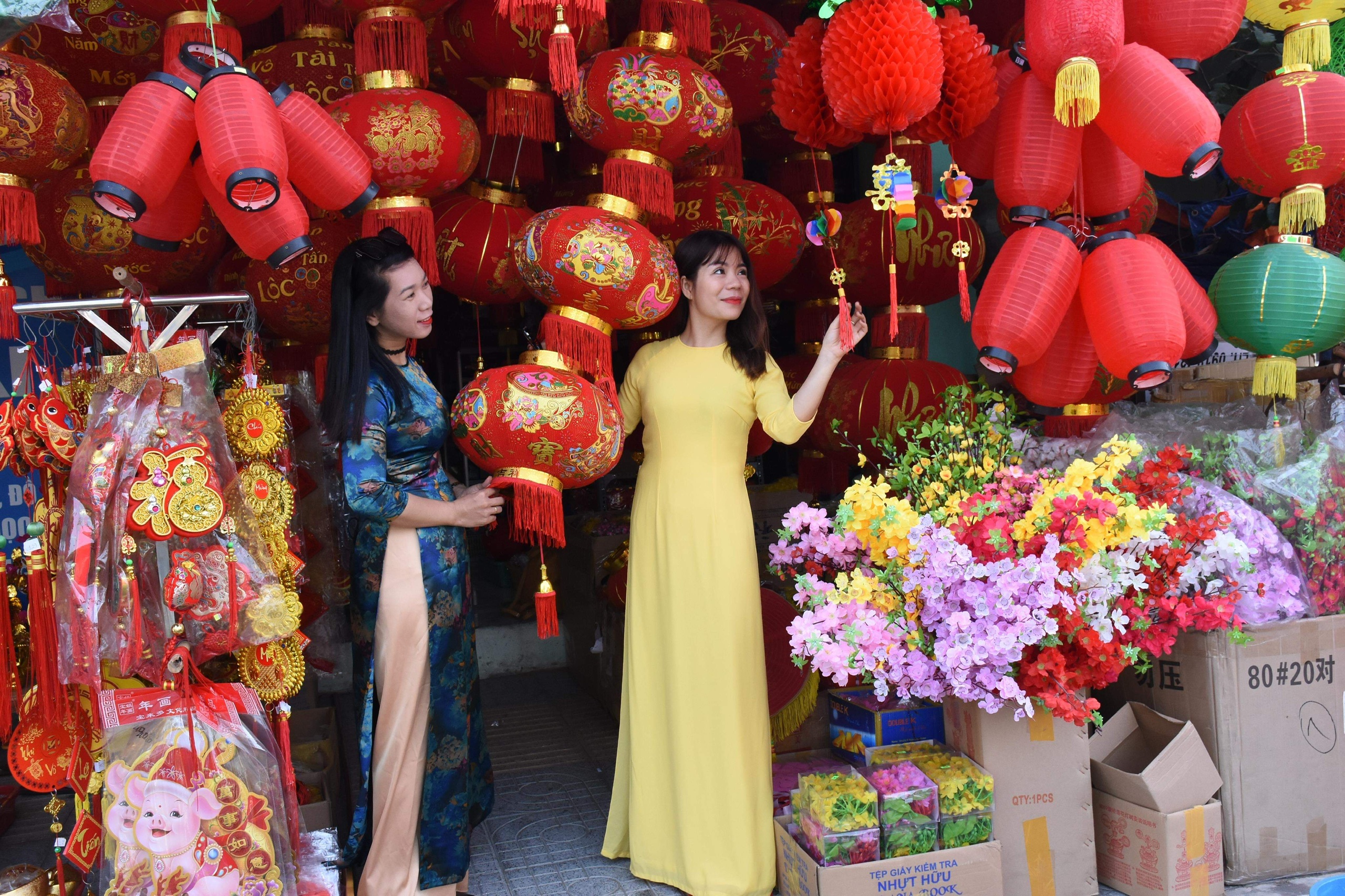 Khách hàng chọn mua và chụp ảnh cùng dãy đèn lồng tại cửa hàng trên đường Bình Giã, TP. Vũng Tàu.