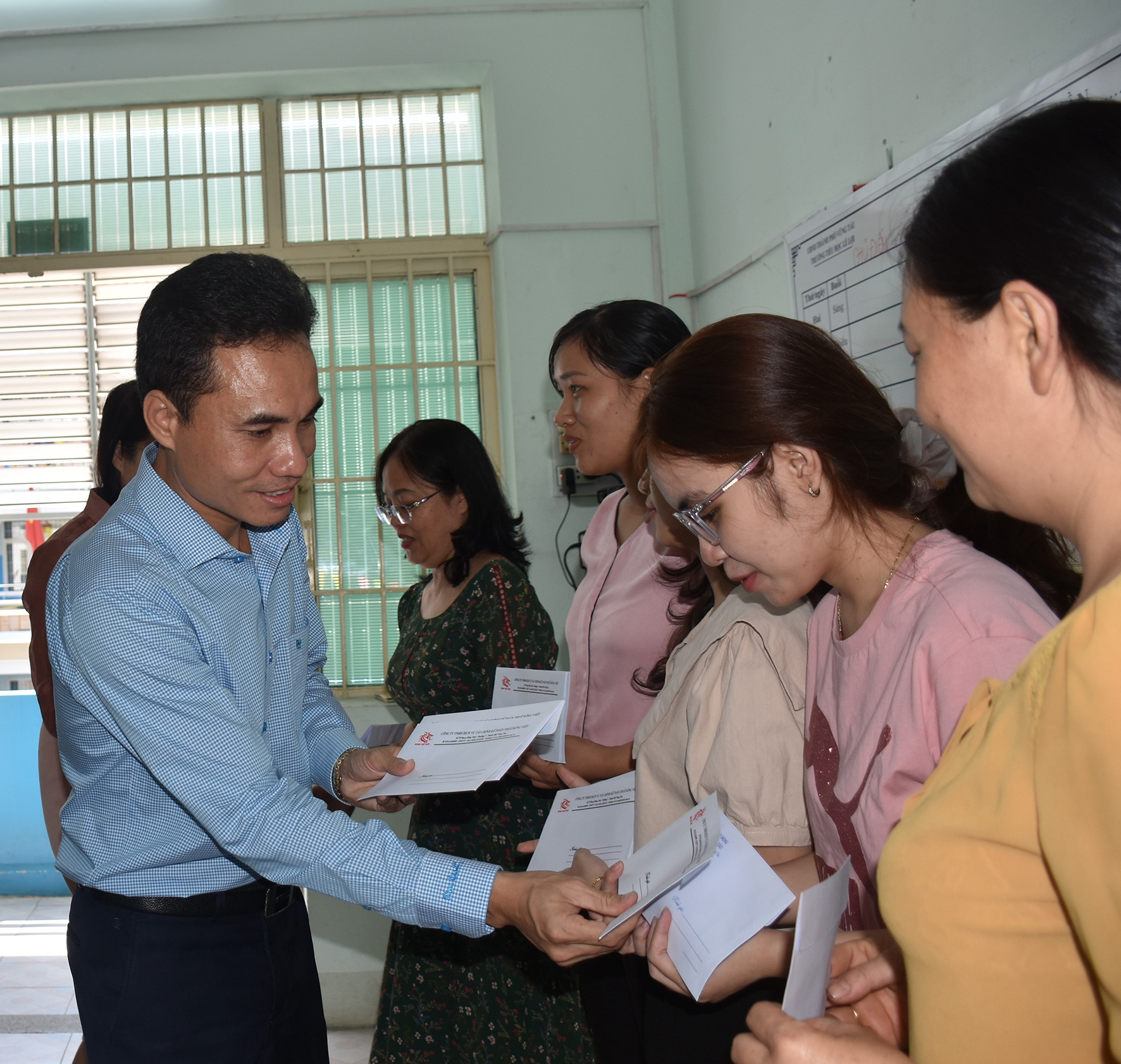 Ông Trịnh Đình Cường, Giám đốc Công ty CP Đào tạo Rồng Việt, Chủ tịch Hội Doanh nhân trẻ TP.Vũng Tàu trao quà cho đoàn viên, người lao động.