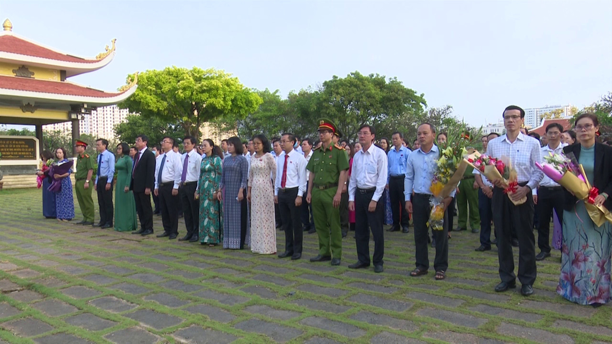 Lãnh đạo Thành ủy, HĐND, UBND, UBMTTQVN thành phố cùng các ban, ngành, đoàn thể viếng Đền thờ Liệt sĩ thành phố.