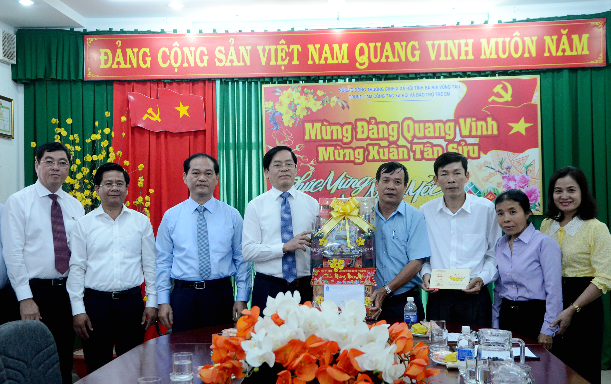 Ông Phạm Viết Thanh, Ủy viên Trung ương Đảng, Bí thư Tỉnh ủy thăm, chúc Tết tại Trung tâm Công tác xã hội và Bảo trợ trẻ em