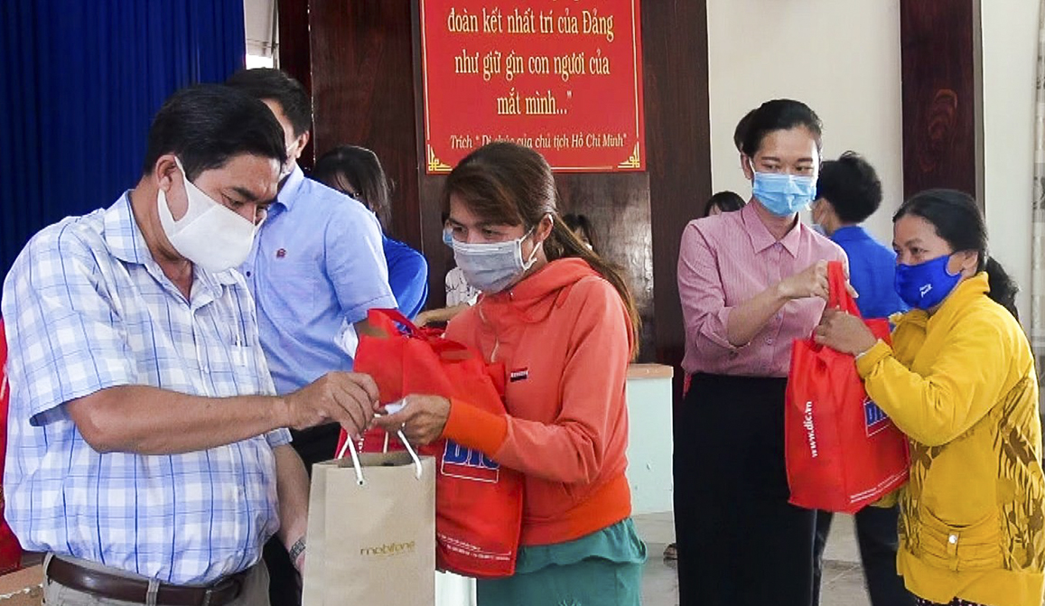 Đại diện DIC trao quà Tết cho người nghèo xã Cù Bị (huyện Châu Đức).