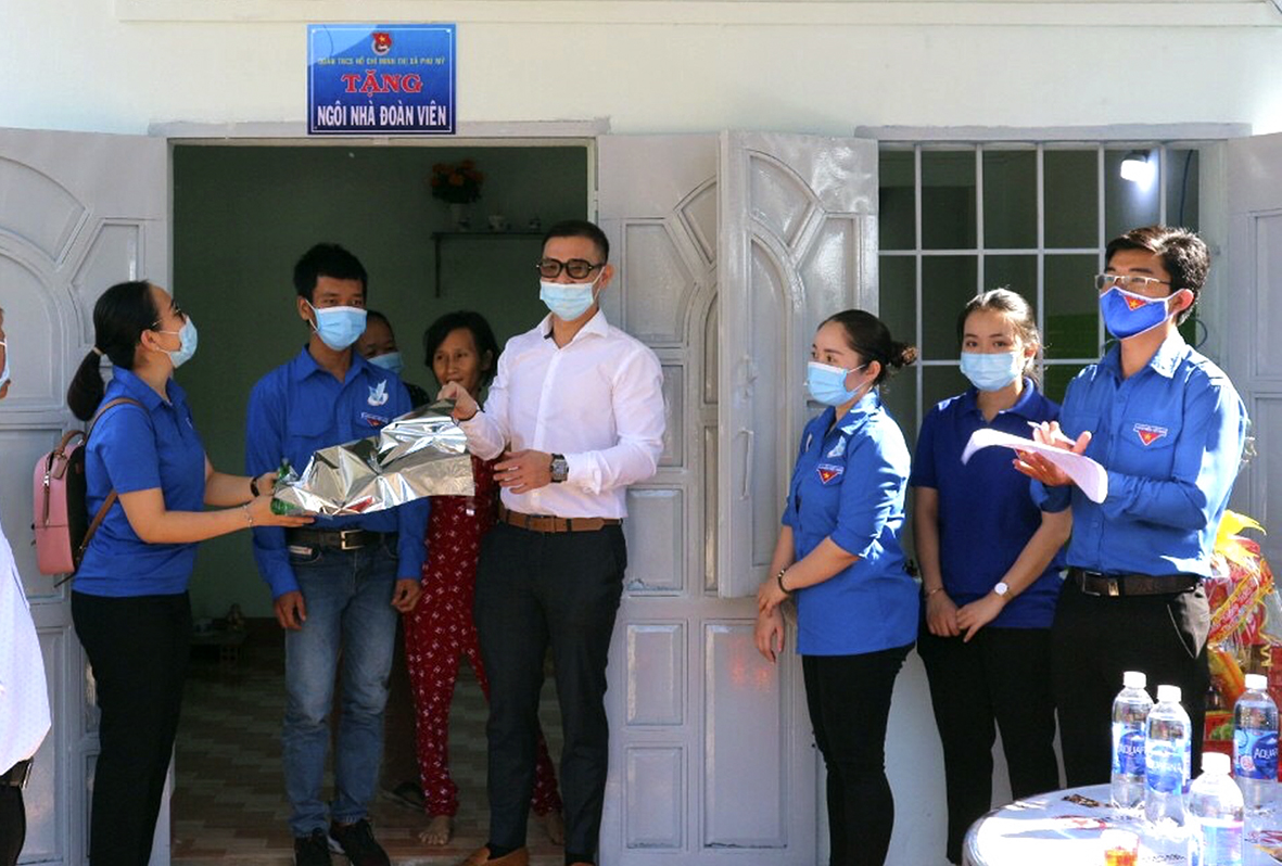 Thị Đoàn Phú Mỹ, Hội LHTN Việt Nam TX.Phú Mỹ phối hợp với Công ty CP Xây dựng Xuất nhập khẩu Vĩnh Thịnh bàn giao “Ngôi nhà đoàn viên” cho anh Thạnh. 