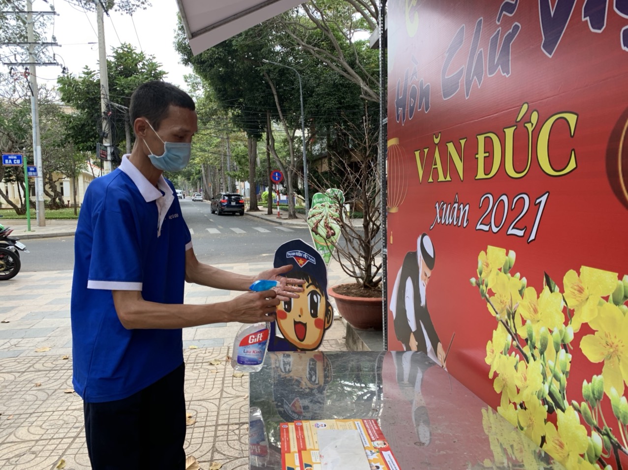 Người dân đeo khẩu trang, rửa tay sát khuẩn, tại Đường sách Vũng Tàu.