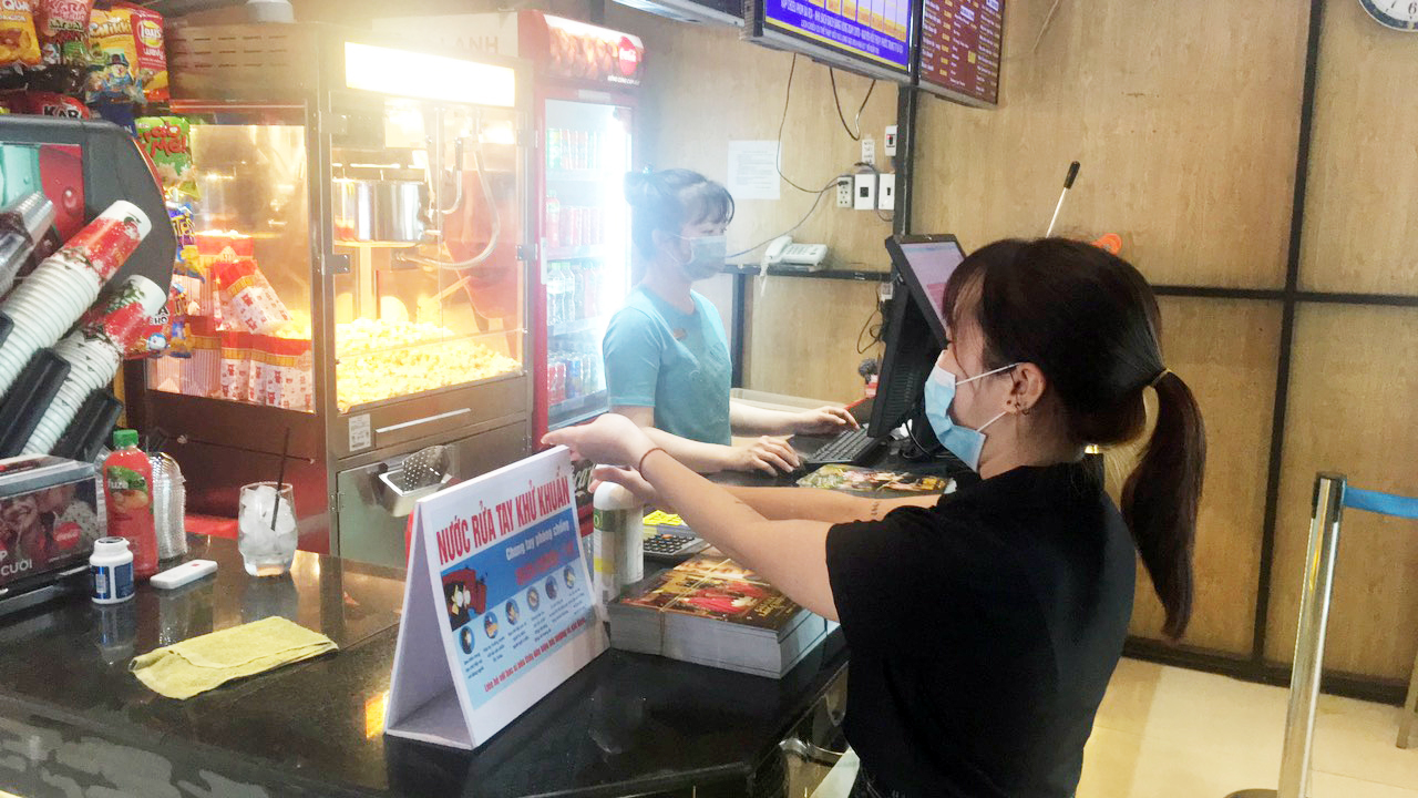 Khán giả đến Rạp chiếu phim Bà Rịa (320, Cách Mạng Tháng Tám, TP.Bà Rịa) đều tuân thủ đeo khẩu trang, rửa tay sát khuẩn.