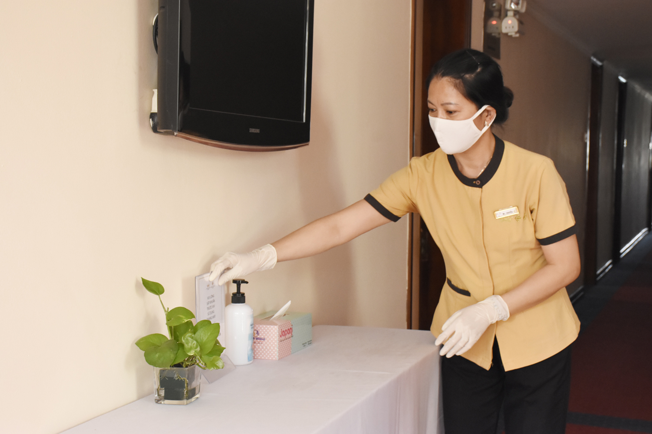 Các khách sạn, resort đều tăng cường biện pháp phòng dịch. Trong ảnh: Hành lang mỗi tầng của khách sạn Palace đều trang bị thêm nước rửa để khách sử dụng trước khi vào phòng. 