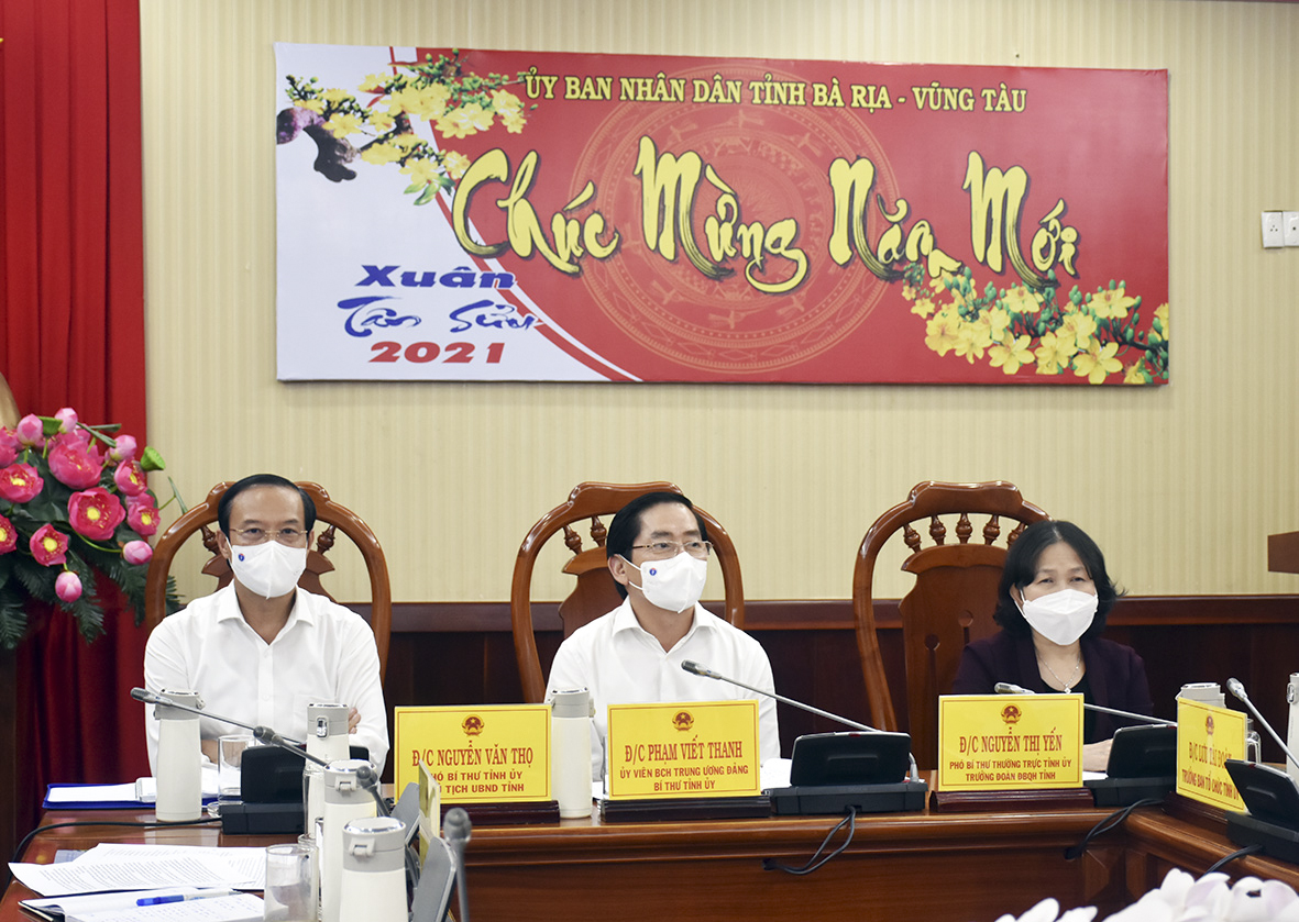 Ông Phạm Viết Thanh, Ủy viên Trung ương Đảng, Bí thư Tỉnh ủy; Bà Nguyễn Thị Yến, Phó Bí thư Thường trực Tỉnh ủy, Trưởng Đoàn ĐBQH tỉnh; ông Nguyễn Văn Thọ, Chủ tịch UBND tỉnh, Trưởng Ban Chỉ đạo Phòng chống dịch COVID 19 tỉnh, chủ trì cuộc họp.