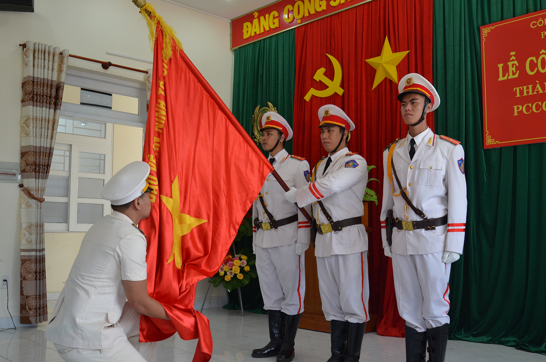 Thực hiện nghi thức tuyên thệ trước cờ Tổ quốc tại lễ công bố quyết định.