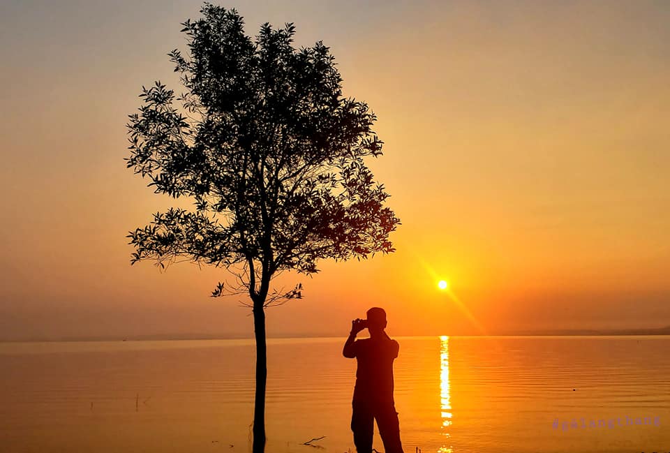 Ngắm hoàng hôn và bình minh bên hồ Trị An.