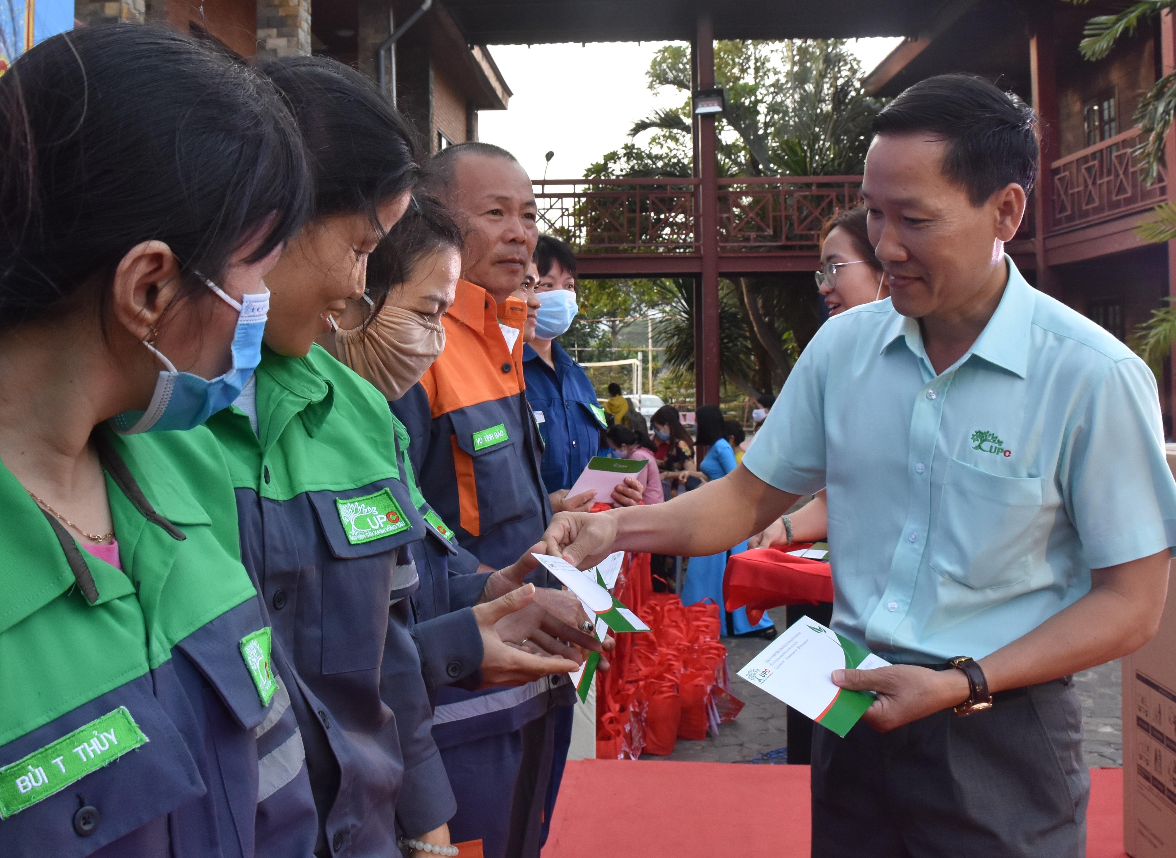 Đại diện Công ty CP Phát triển Công viên cây xanh và Đô thị Vũng Tàu trao quà cho người lao động của công ty.