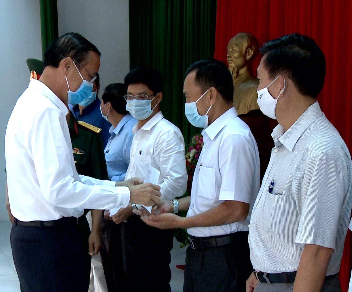 Ông Nguyễn Văn Thắm, Chủ tịch UBND TX. Phú Mỹ, Chủ tịch Hội đồng nghĩa vụ quân sự thị xã trao Quyết định gọi công dân nhập ngũ và thực hiện nghĩa vụ tham gia công an nhân dân năm 2021 cho các xã, phường. Ảnh: MINH NHÂN