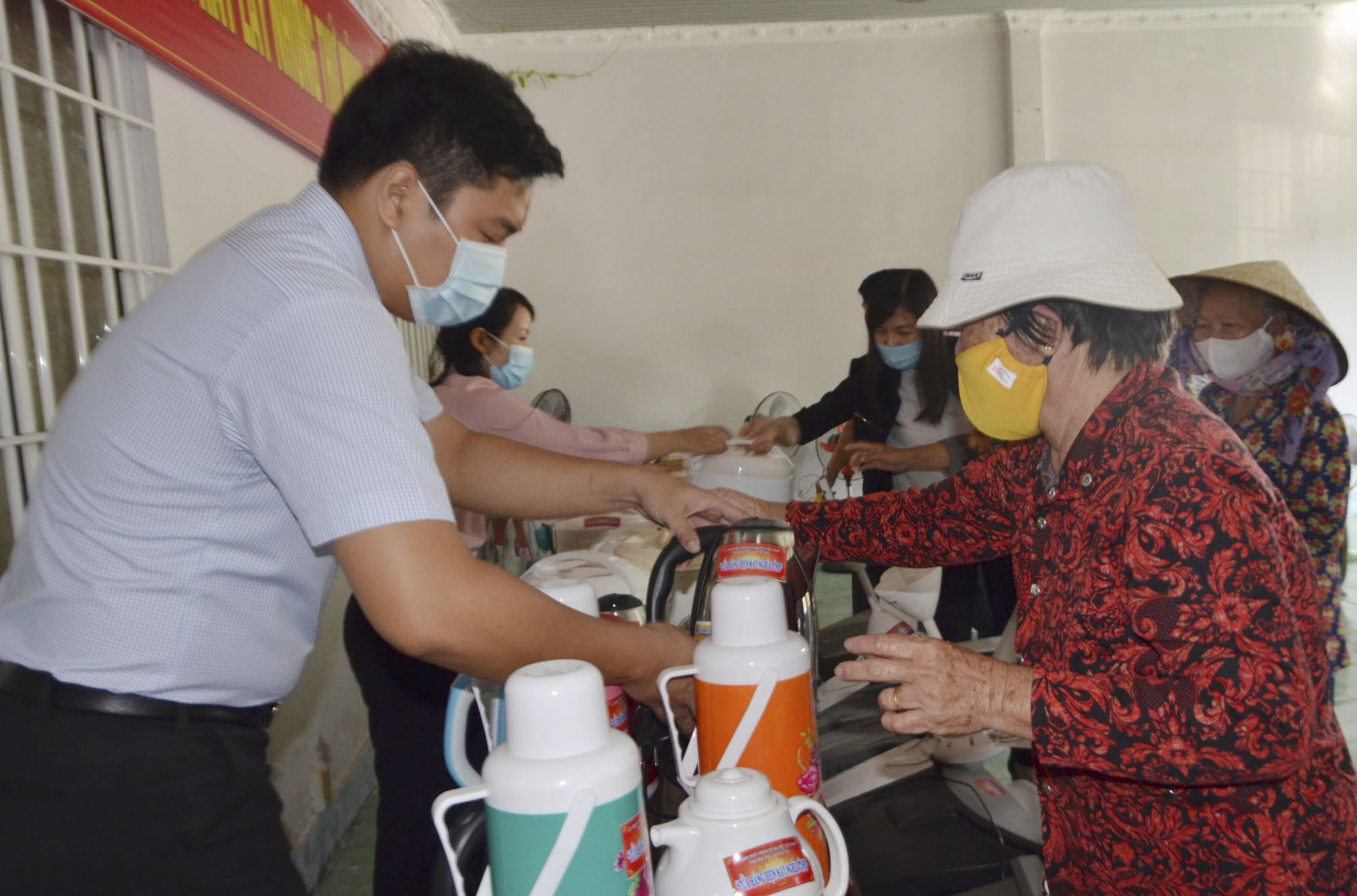 Hộ nghèo trên địa bàn huyện Đất Đỏ chọn các mặt hàng tại “Cửa hàng điện máy nghĩa tình”.