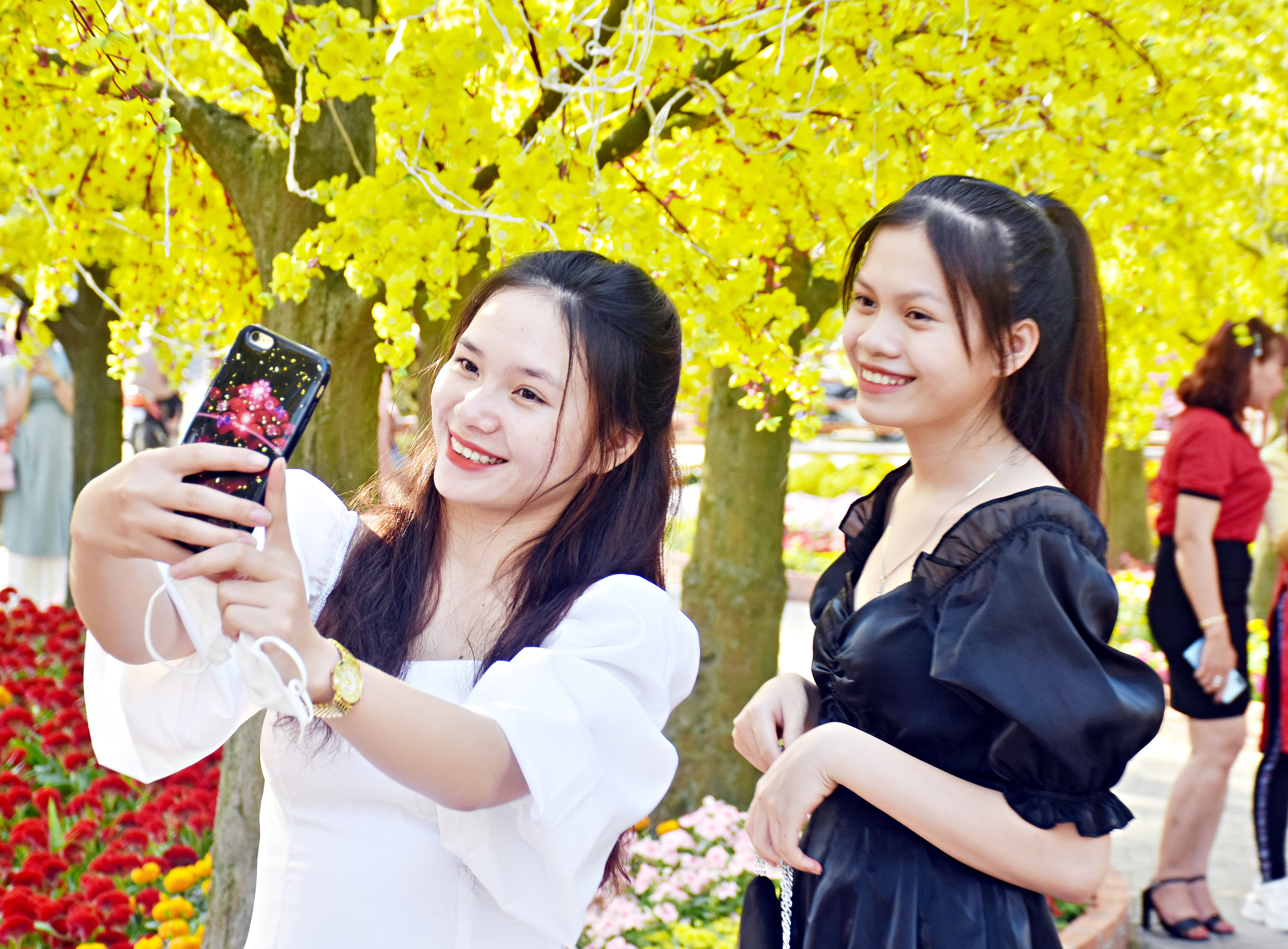 Người dân TP. Bà Rịa chụp ảnh cùng các tiểu cảnh được trang trí đón Tết Nguyên đán Tân Sửu 2021.