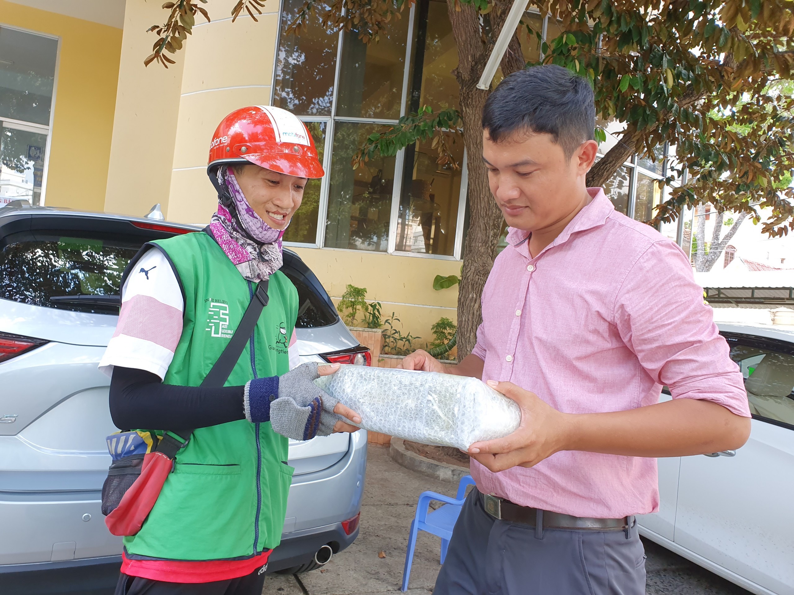 Nhân viên Giao hàng tiết kiệm giao hàng cho khách.