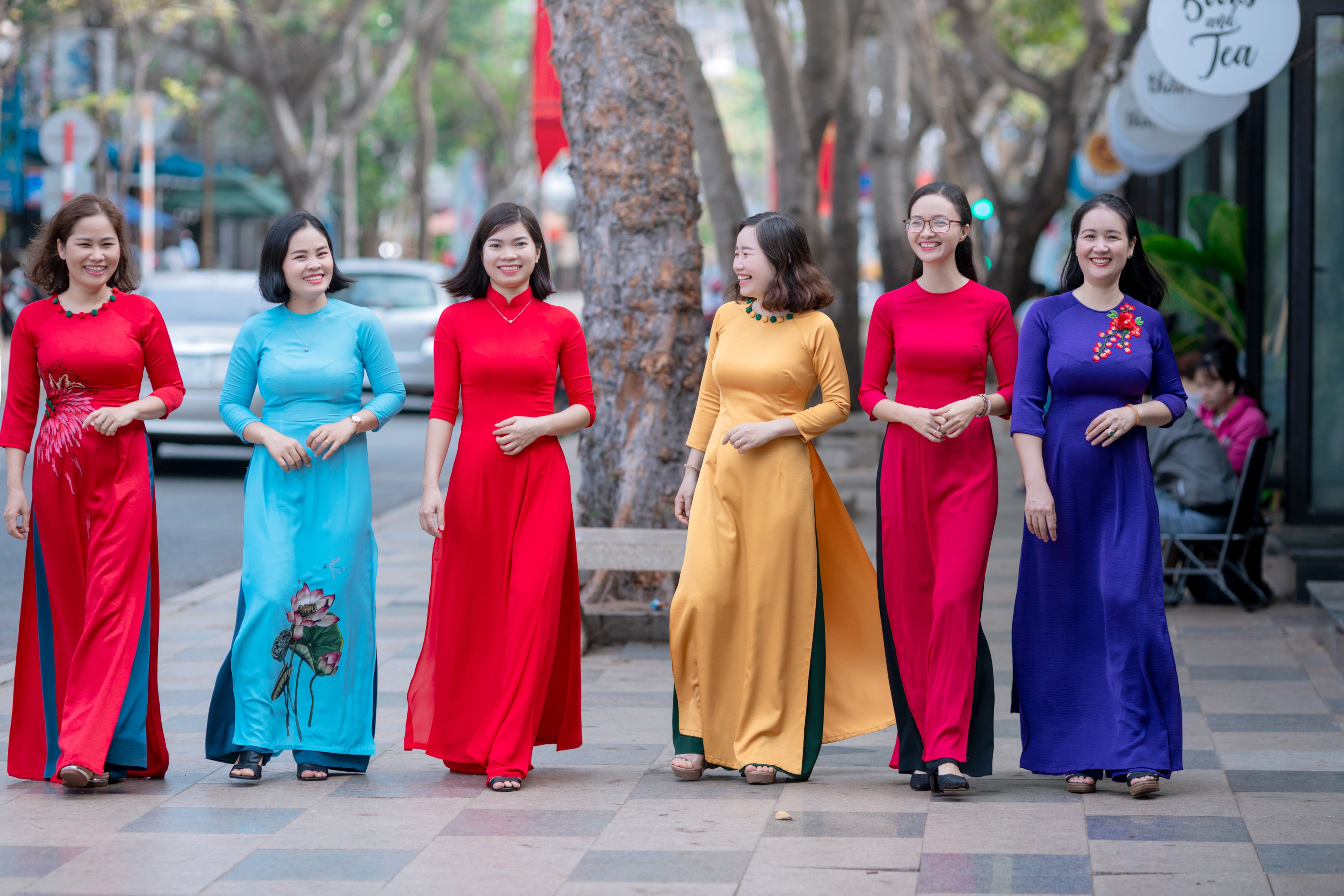 Chị em phụ nữ trong trang phục áo dài truyền thống của dân tộc vui xuân tại khu vực Đường sách, TP. Vũng Tàu.